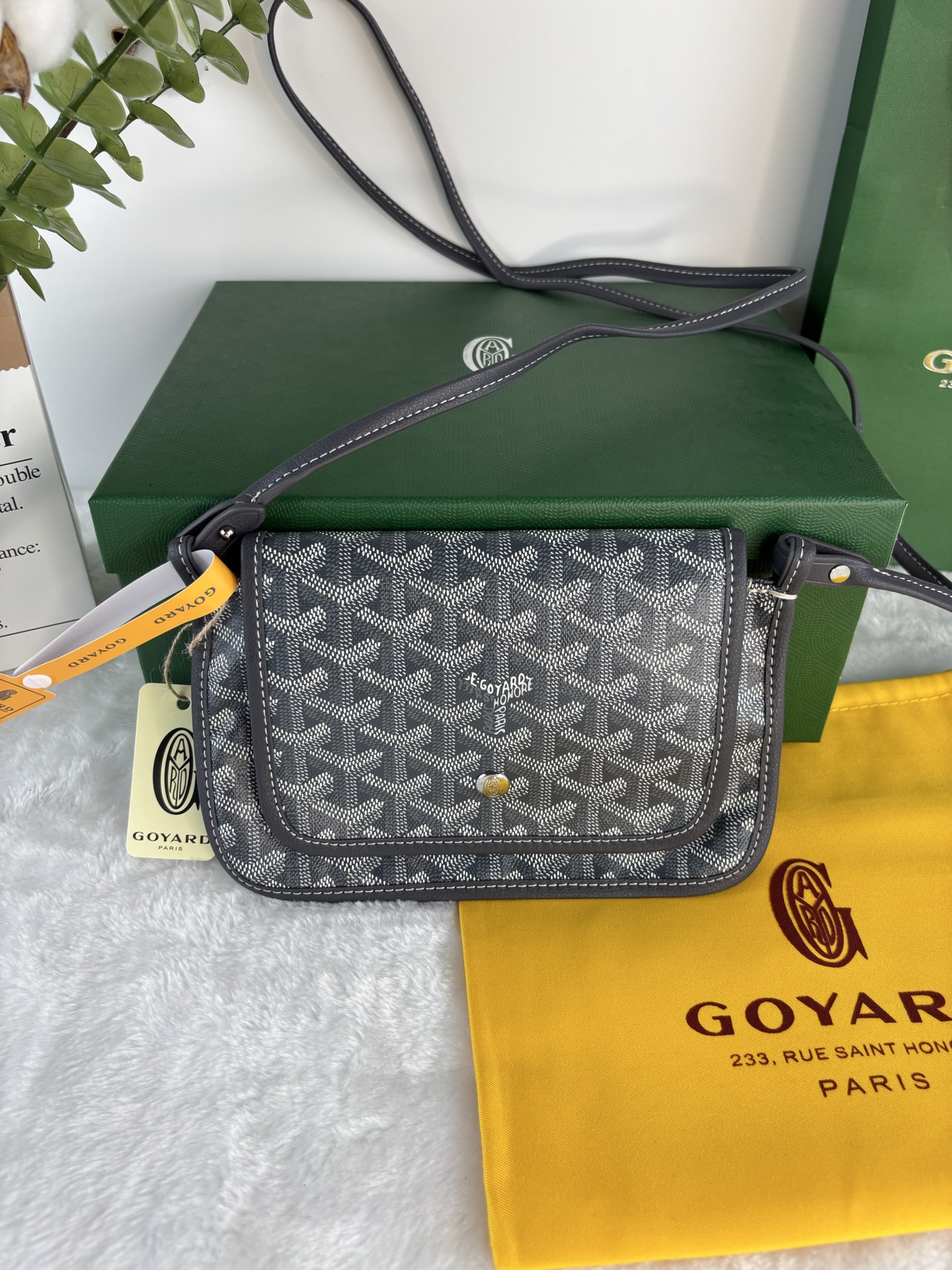戈雅Plumet 手拿包的设计具有钱包功能，可存放硬币、纸钞和卡片，可另外搭配肩带，像小包一样斜挎在身上