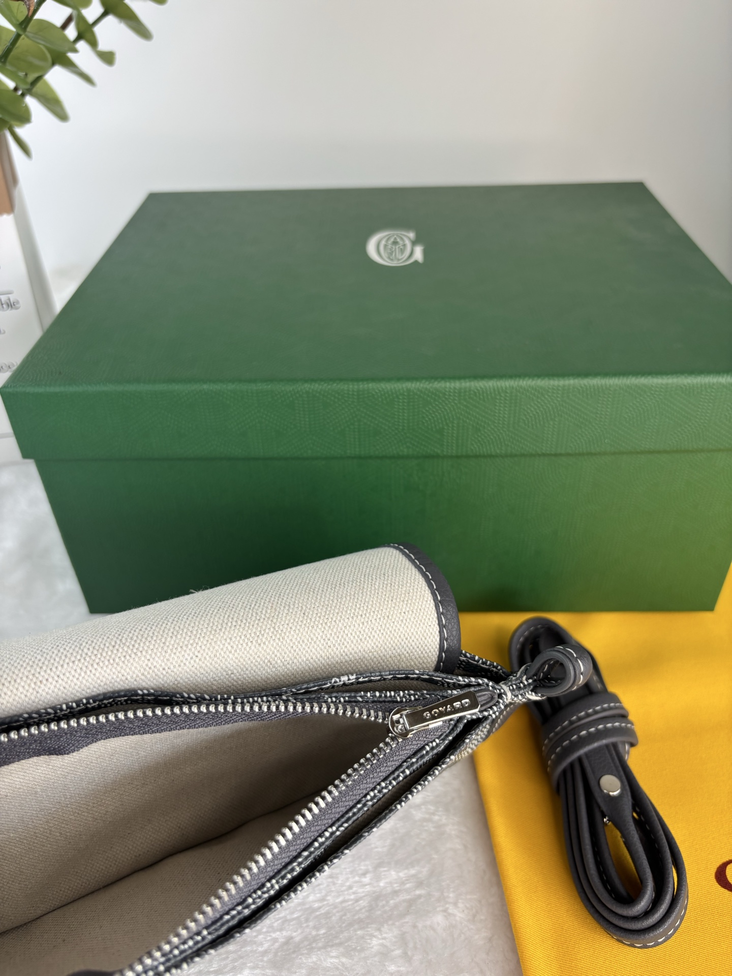 戈雅Plumet 手拿包的设计具有钱包功能，可存放硬币、纸钞和卡片，可另外搭配肩带，像小包一样斜挎在身上
