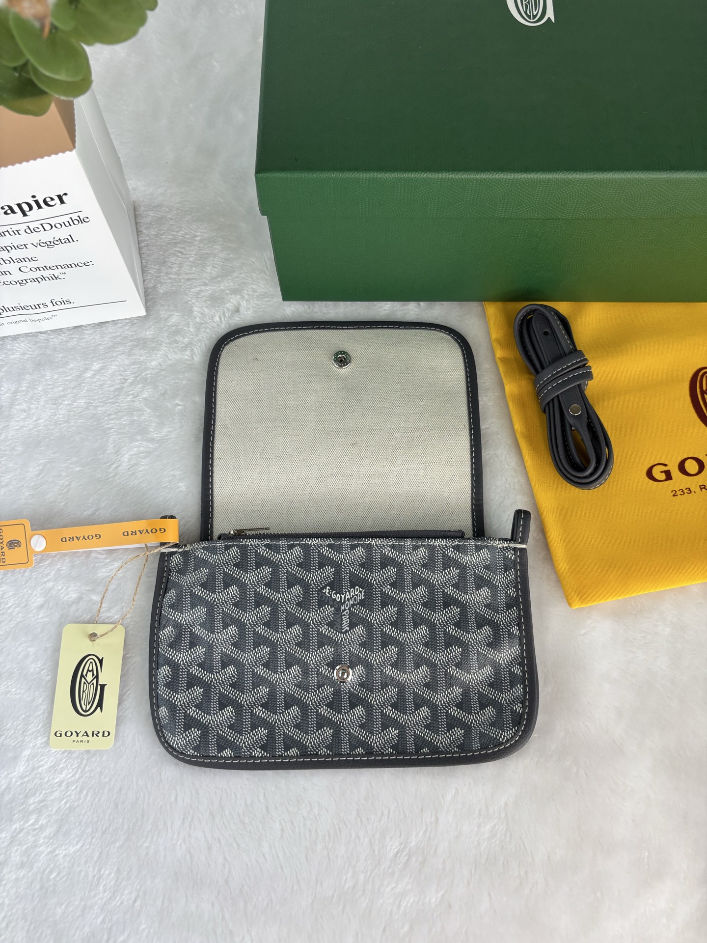 戈雅Plumet 手拿包的设计具有钱包功能，可存放硬币、纸钞和卡片，可另外搭配肩带，像小包一样斜挎在身上