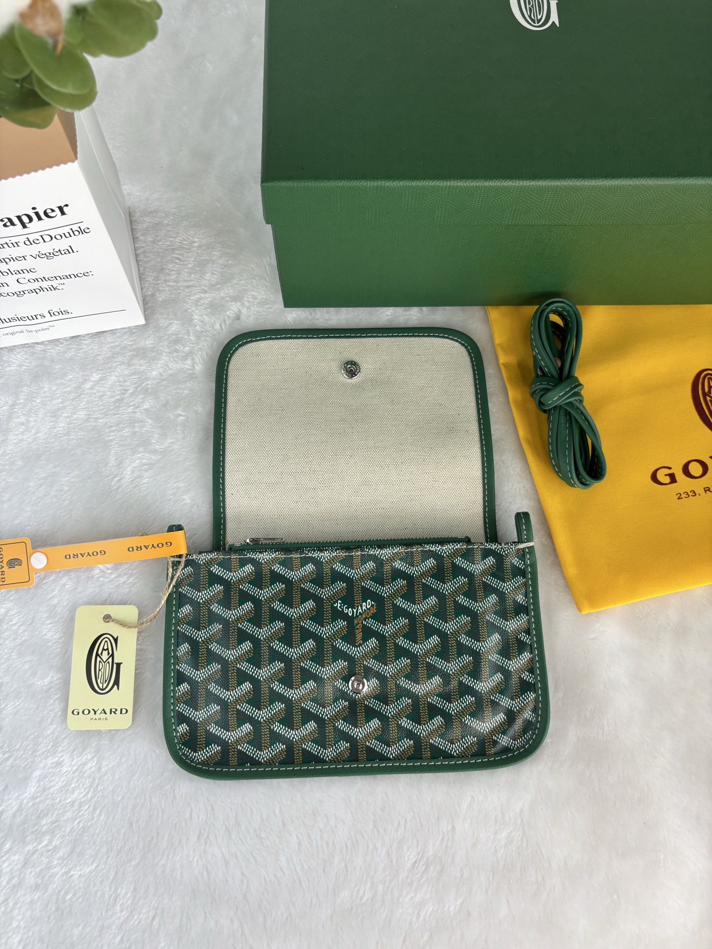 戈雅Plumet 手拿包的设计具有钱包功能，可存放硬币、纸钞和卡片，可另外搭配肩带，像小包一样斜挎在身上