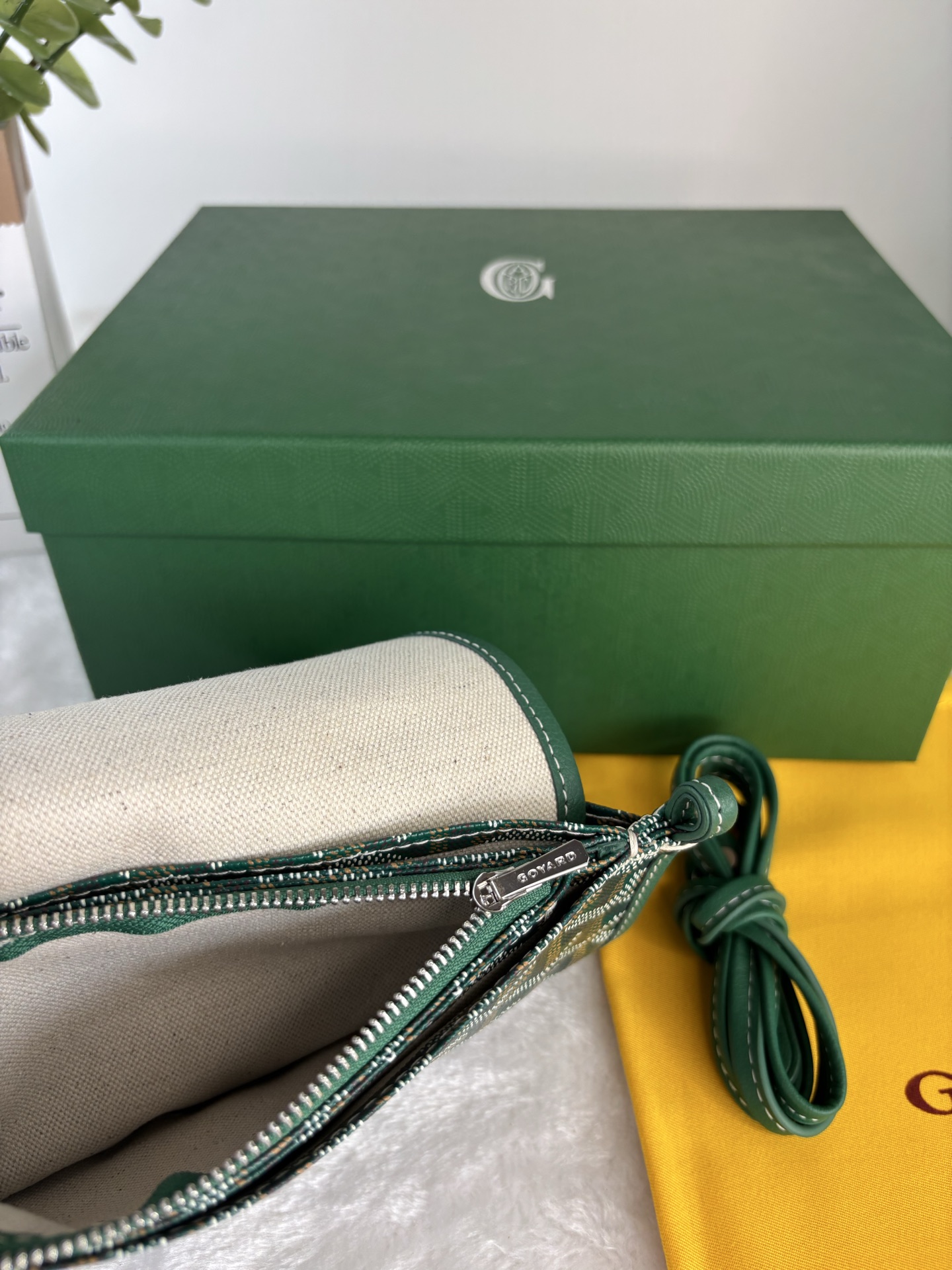戈雅Plumet 手拿包的设计具有钱包功能，可存放硬币、纸钞和卡片，可另外搭配肩带，像小包一样斜挎在身上