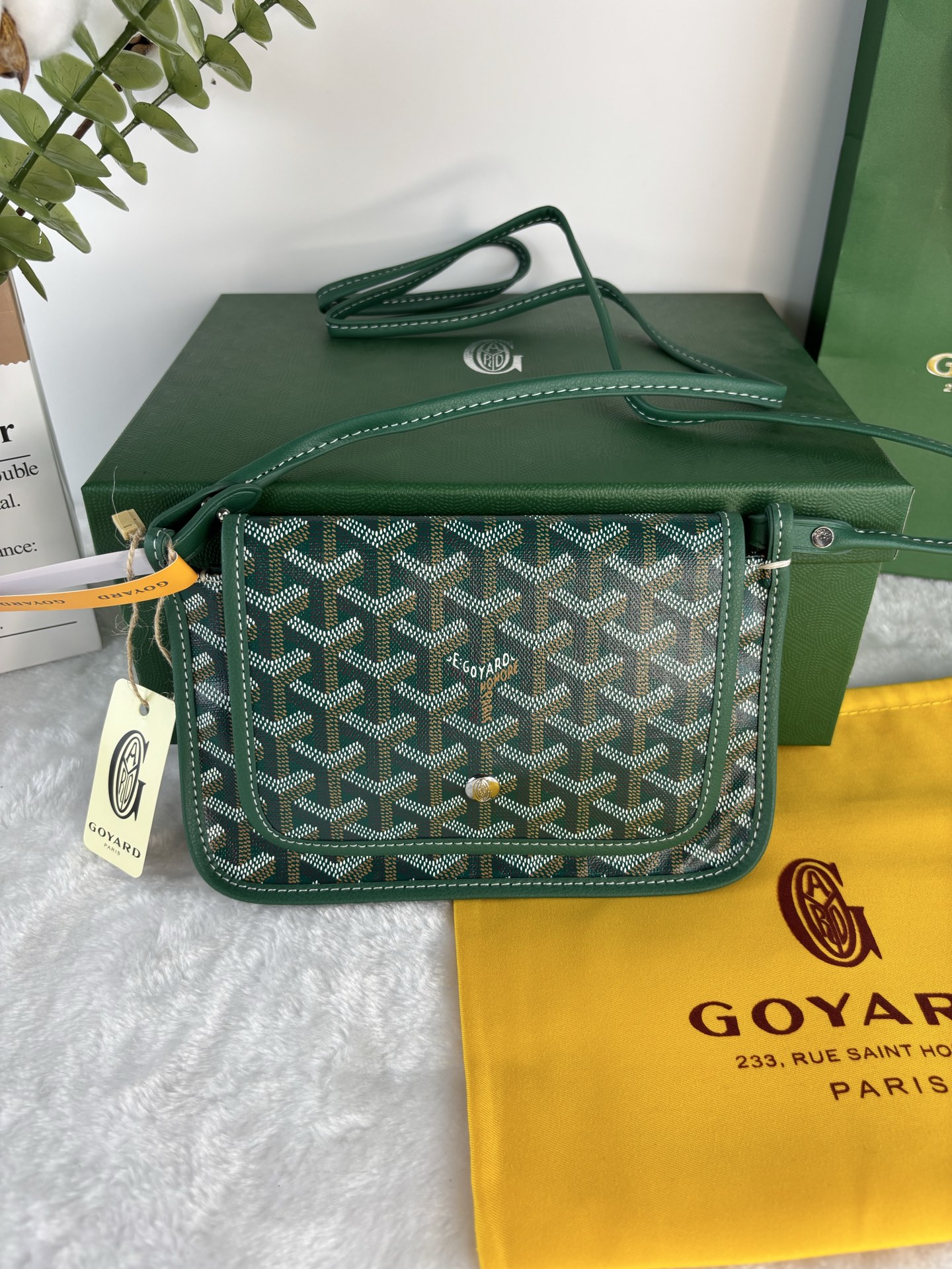 戈雅Plumet 手拿包的设计具有钱包功能，可存放硬币、纸钞和卡片，可另外搭配肩带，像小包一样斜挎在身上