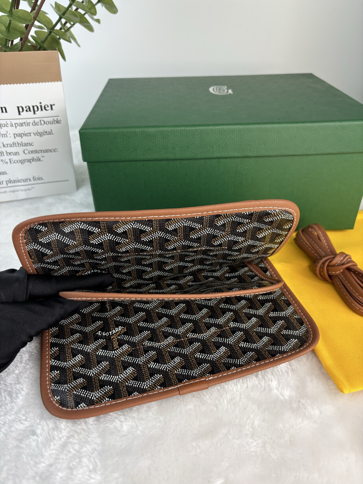 戈雅Plumet 手拿包的设计具有钱包功能，可存放硬币、纸钞和卡片，可另外搭配肩带，像小包一样斜挎在身上