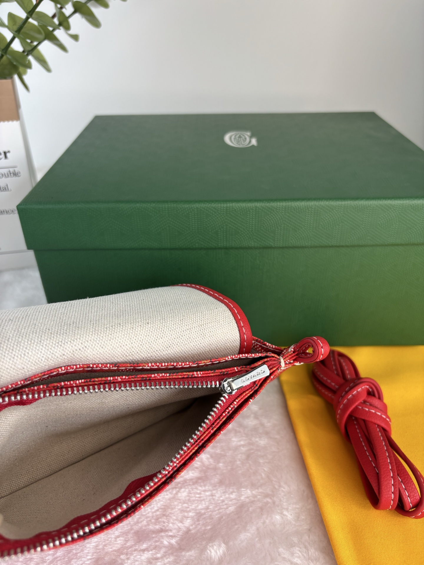 戈雅Plumet 手拿包的设计具有钱包功能，可存放硬币、纸钞和卡片，可另外搭配肩带，像小包一样斜挎在身上