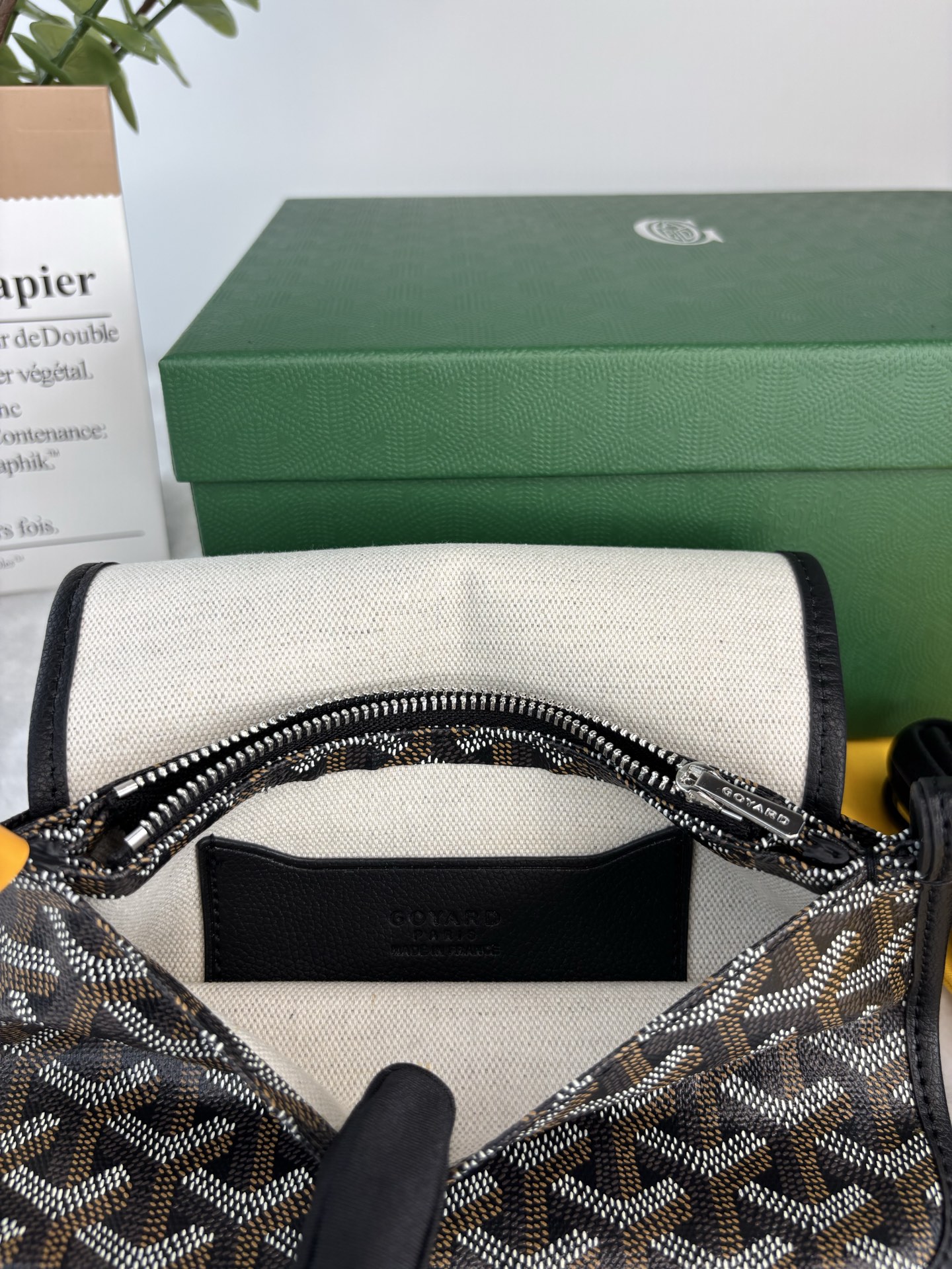 戈雅Plumet 手拿包的设计具有钱包功能，可存放硬币、纸钞和卡片，可另外搭配肩带，像小包一样斜挎在身上