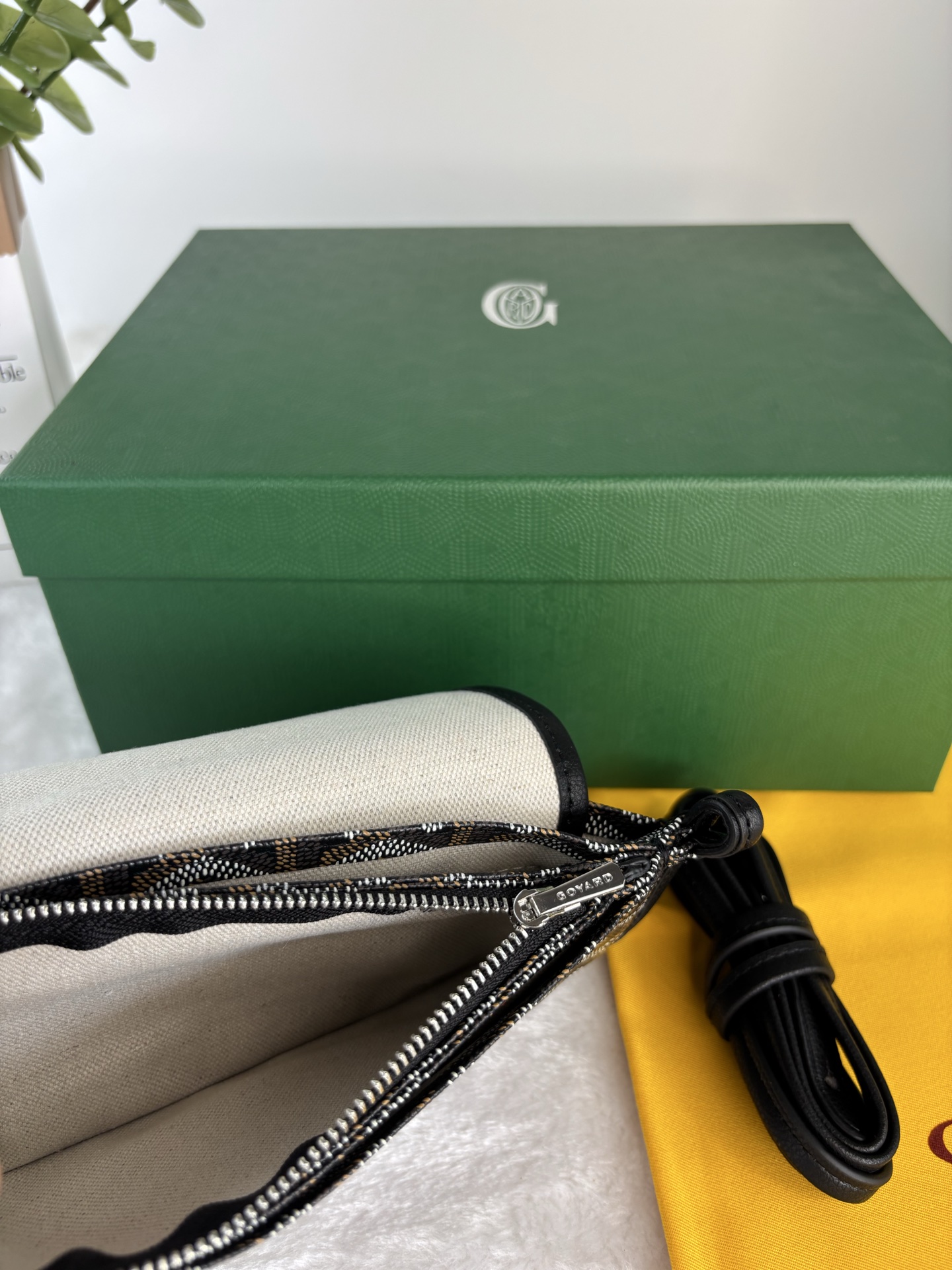 戈雅Plumet 手拿包的设计具有钱包功能，可存放硬币、纸钞和卡片，可另外搭配肩带，像小包一样斜挎在身上