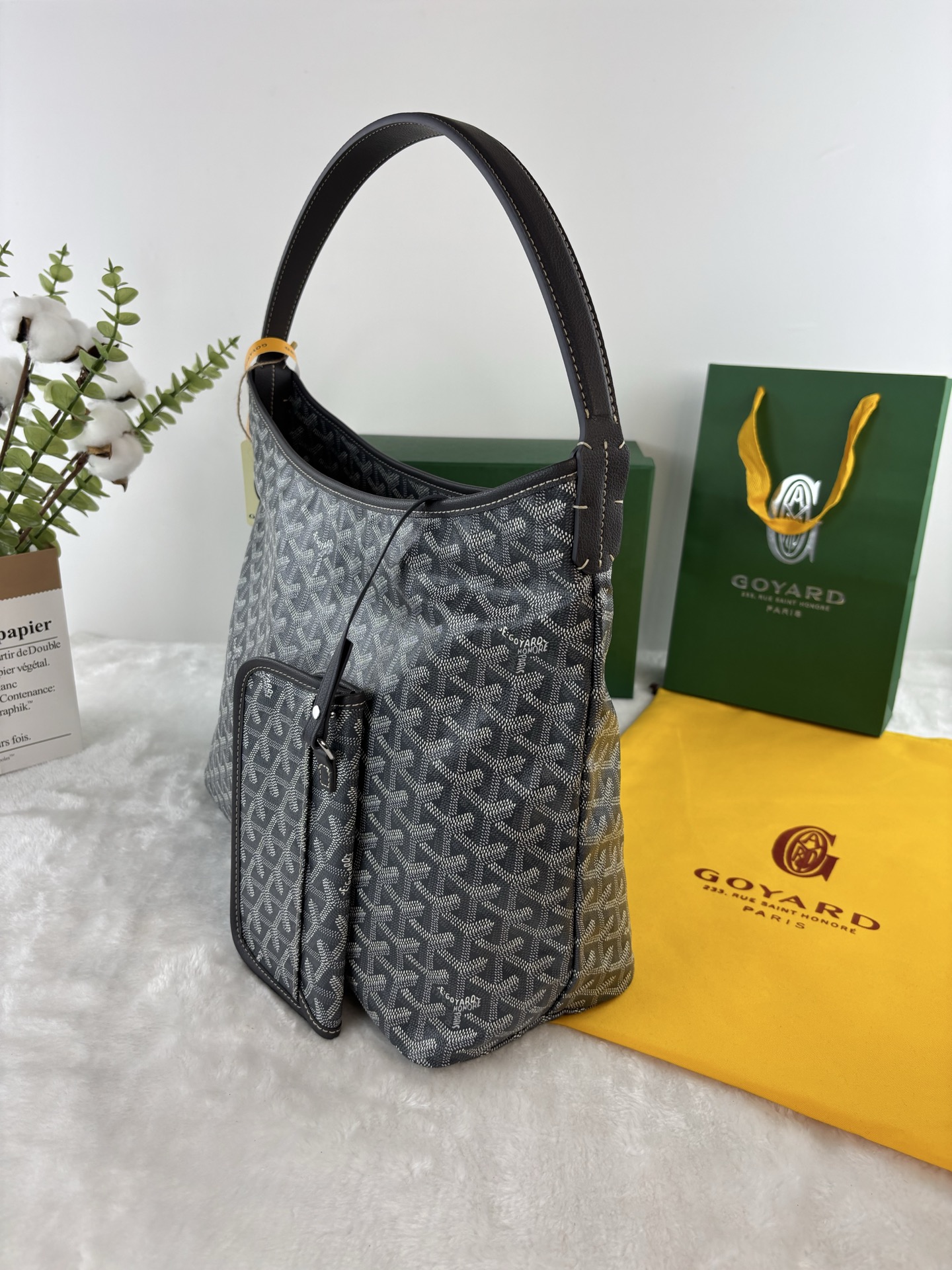 戈雅Bohème Hobo包是轻巧、灵活和安全的缩影，这要归功于它的拉链闭合。由于其有宽度的手柄，它作为