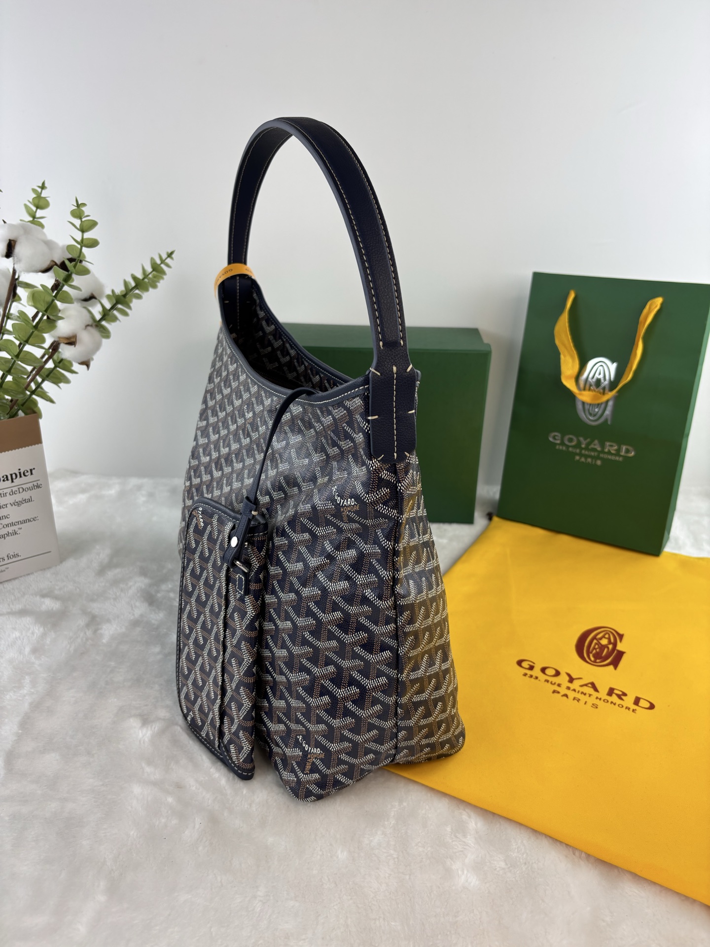 戈雅Bohème Hobo包是轻巧、灵活和安全的缩影，这要归功于它的拉链闭合。由于其有宽度的手柄，它作为