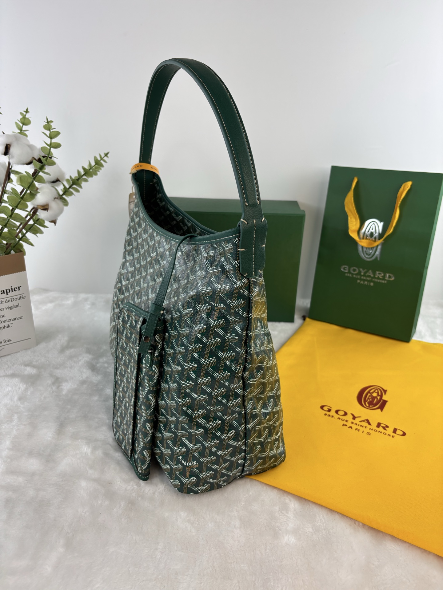 戈雅Bohème Hobo包是轻巧、灵活和安全的缩影，这要归功于它的拉链闭合。由于其有宽度的手柄，它作为