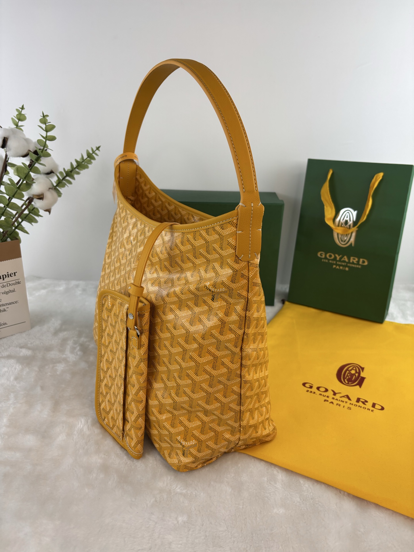 戈雅Bohème Hobo包是轻巧、灵活和安全的缩影，这要归功于它的拉链闭合。由于其有宽度的手柄，它作为