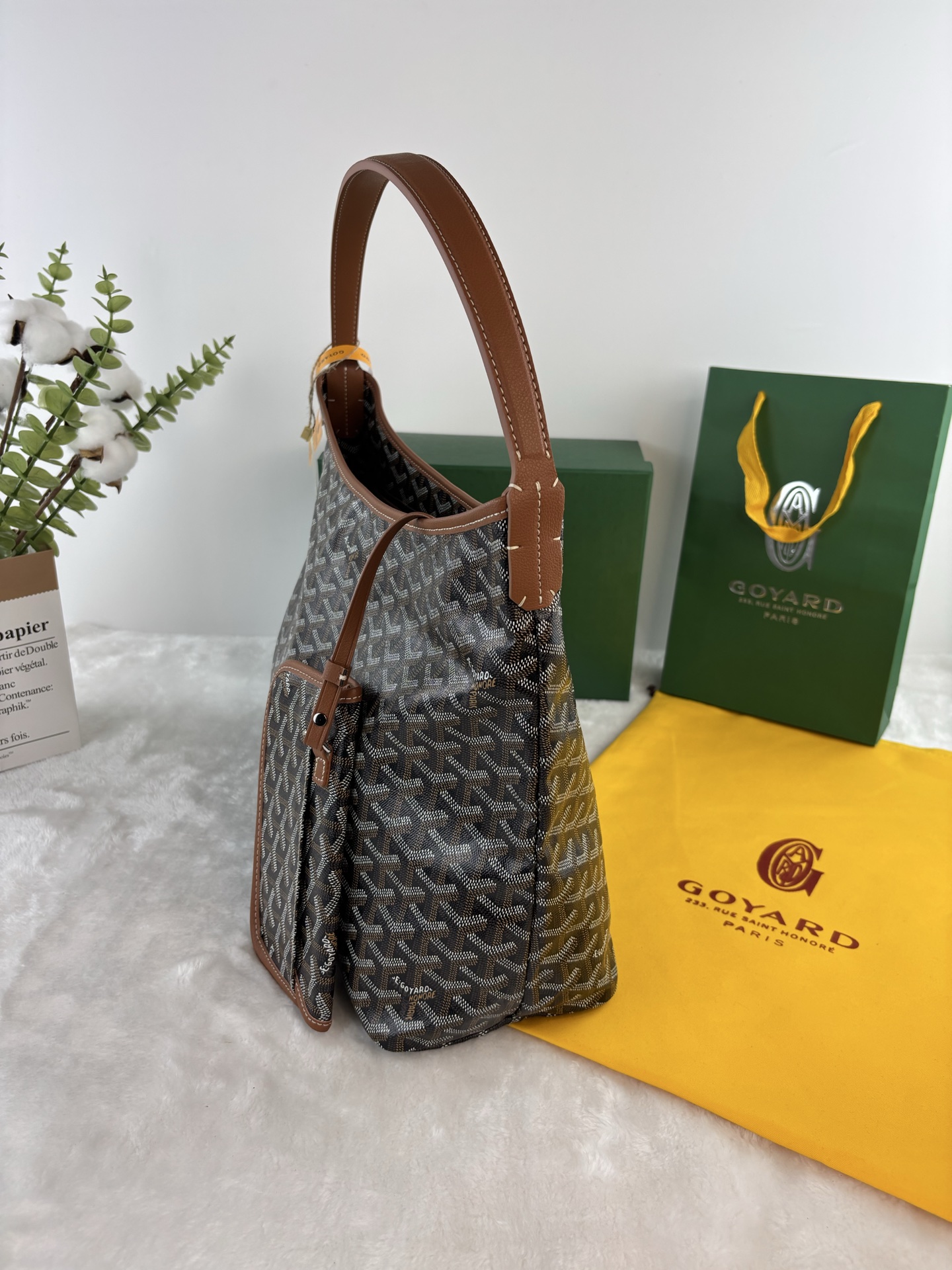 戈雅Bohème Hobo包是轻巧、灵活和安全的缩影，这要归功于它的拉链闭合。由于其有宽度的手柄，它作为