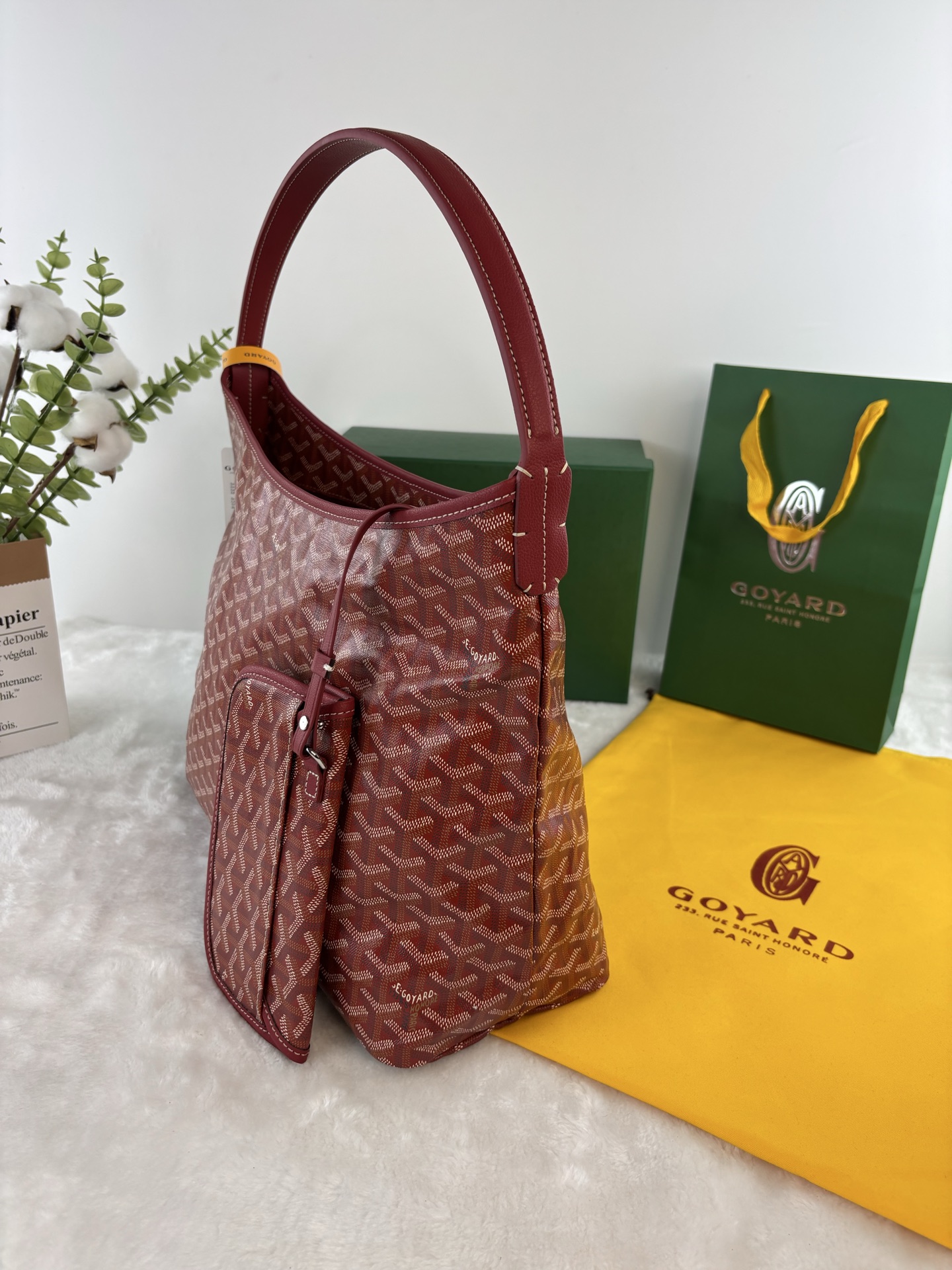 戈雅Bohème Hobo包是轻巧、灵活和安全的缩影，这要归功于它的拉链闭合。由于其有宽度的手柄，它作为