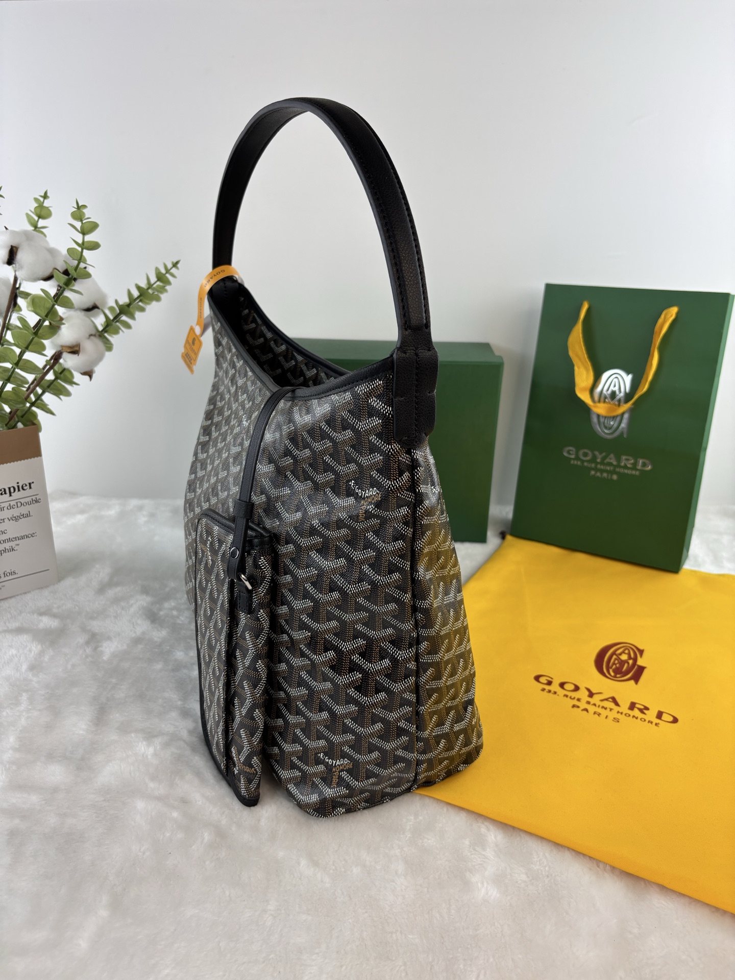 戈雅Bohème Hobo包是轻巧、灵活和安全的缩影，这要归功于它的拉链闭合。由于其有宽度的手柄，它作为