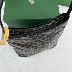 戈雅Bohème Hobo迷你包是轻巧、灵活和安全的缩影,这要归功于它的拉链闭合。由于其有宽度的手柄,它 戈雅Bohème Hobo迷你包是轻巧、灵活和安全的缩影,这要归功于它的拉链闭合。由于其有宽度的手柄,它
