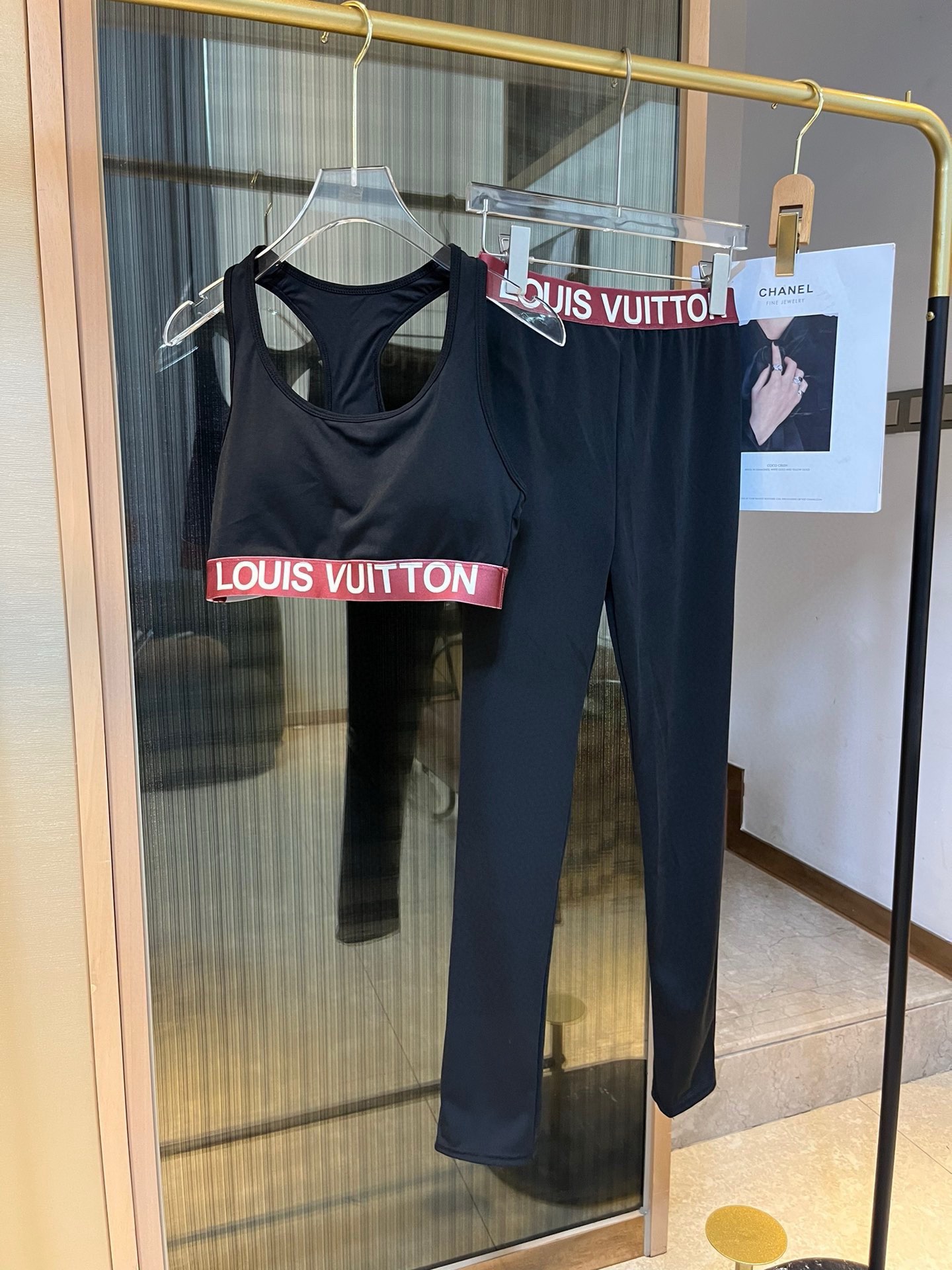 NO:287968,Lv new high elastic fitness yoga suit sports suit~ small waist vest (with chest pad)   slim buttock lifting to make it look slim and leggings. Size SM L XL swimsuit, swimming trunks, bikini, swimsuit, swimming trunks, bikinis, louis vuitton, swimsuits, bikinis19860909Lv新款高弹力健身瑜伽服运动套装~塑腰小背心（有胸垫） 修身提臀显瘦打底裤脚 码数SM L XL泳衣,泳裤,比基尼,泳衣，泳裤，比基尼,louis vuitton,swimsuits,bikinis,accessory