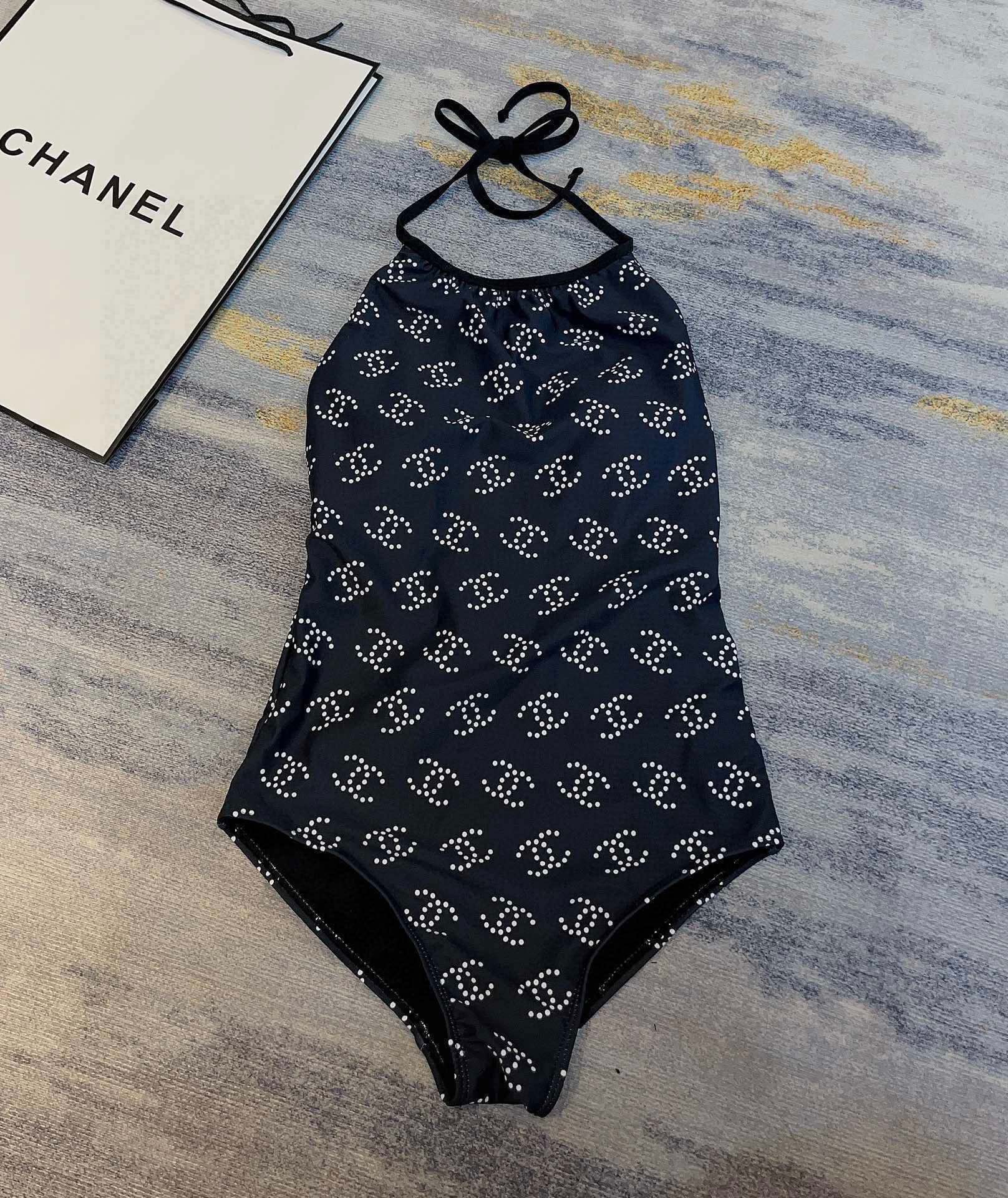Chanel香奈儿连体泳衣适合多种场景的游泳衣️海边游泳池温泉水上乐园漂流都可以内搭也完全可以连体设计遮