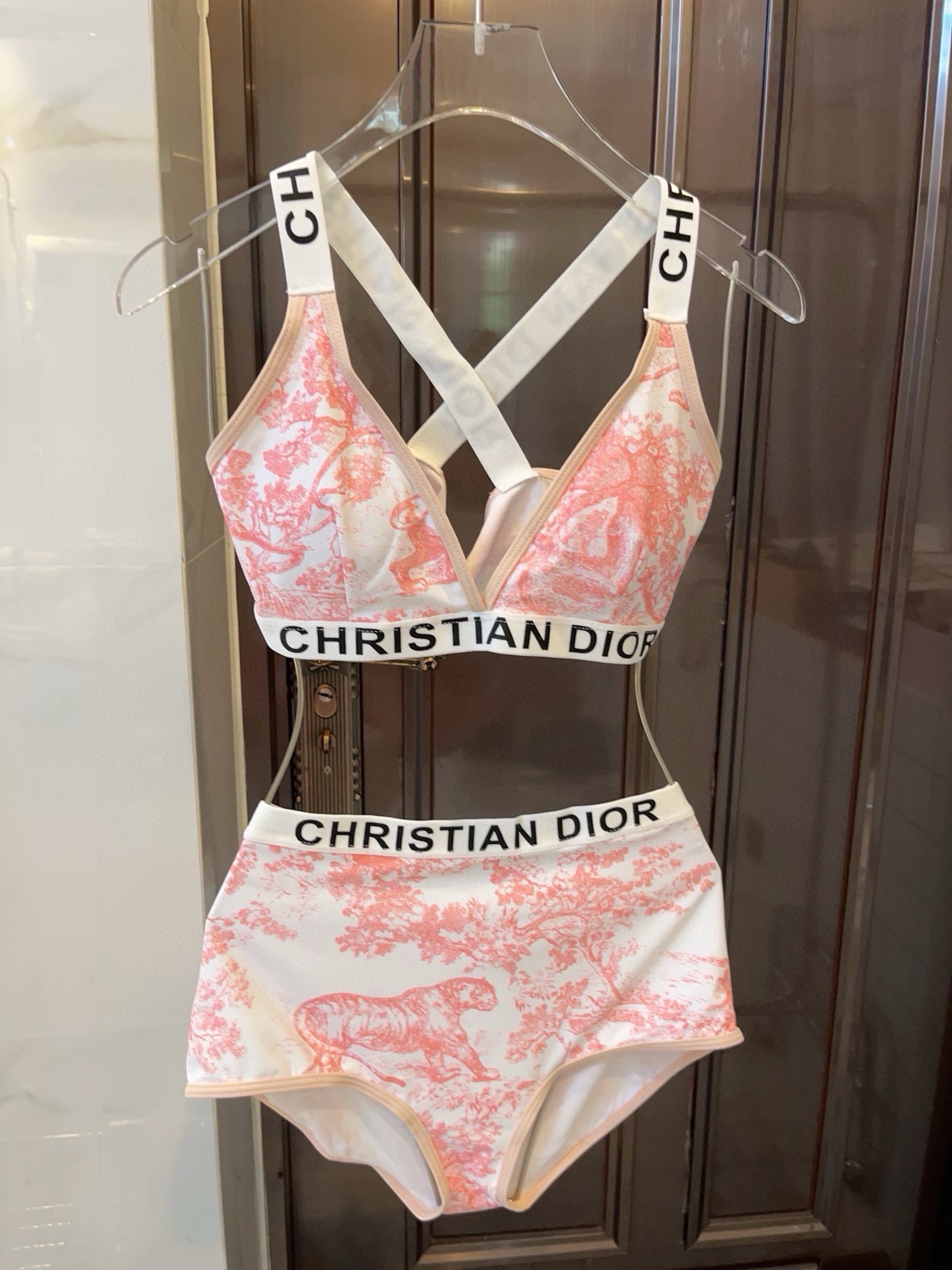 Dior迪奥连体泳衣强烈推荐！超显气质图案选自超火的动物印花给整体造型带来点睛之笔适合多种场景的游泳衣️
