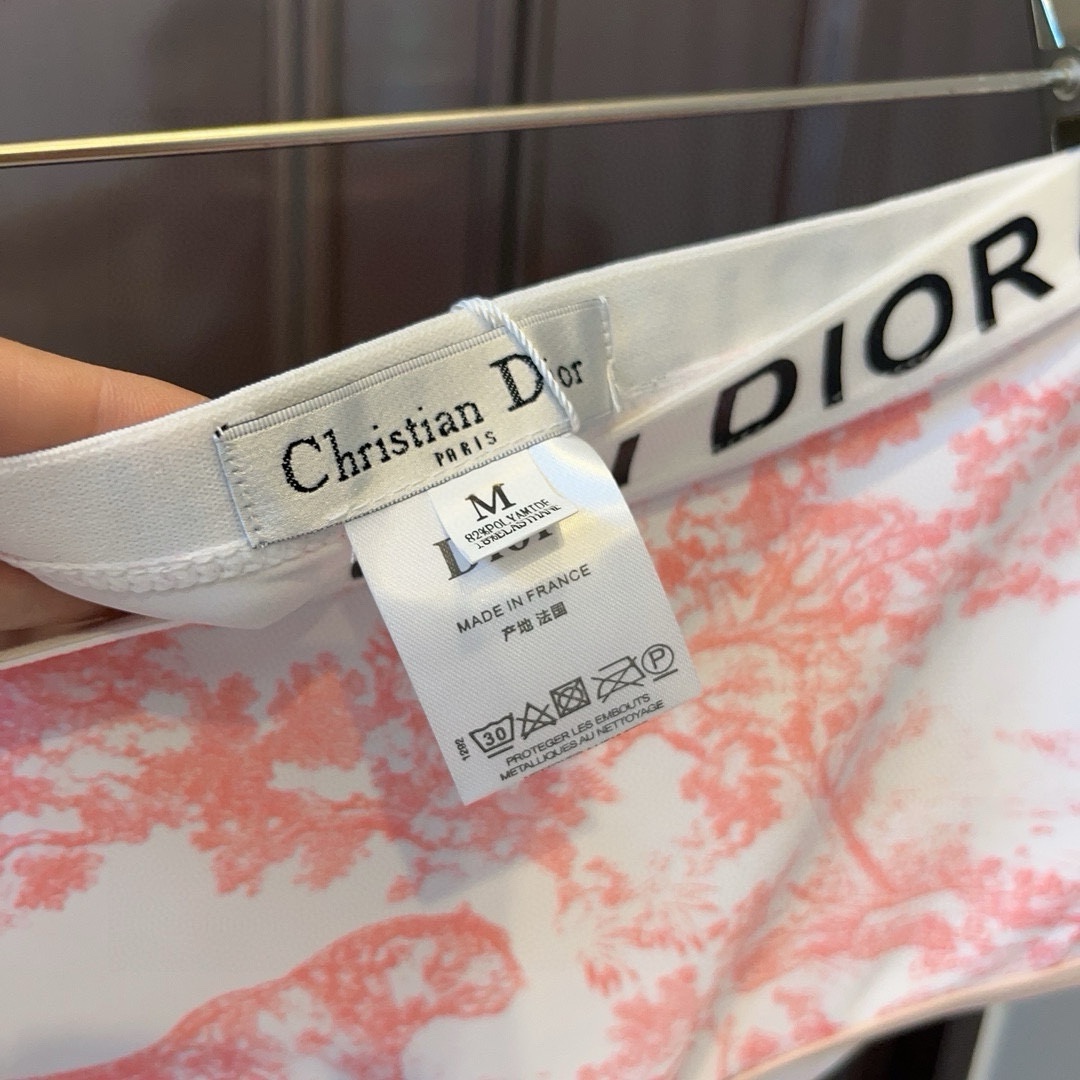 Dior迪奥连体泳衣强烈推荐！超显气质图案选自超火的动物印花给整体造型带来点睛之笔适合多种场景的游泳衣️