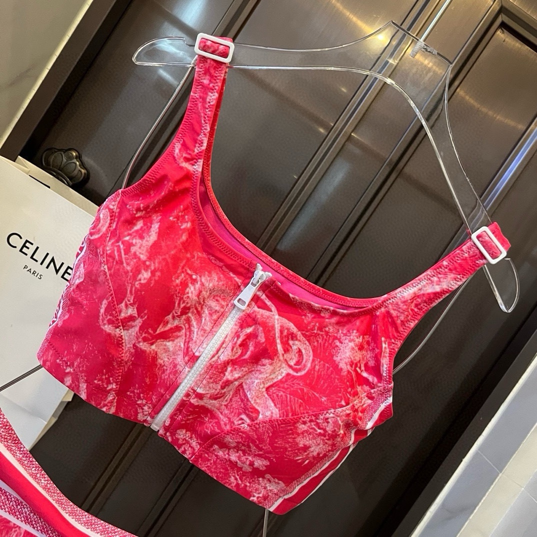 。
Dior 迪奥新款分体泳衣😍🥰适合多种场景的游泳衣🏊‍♀️海边 游泳池 温泉 水上乐园 漂流都可以😌