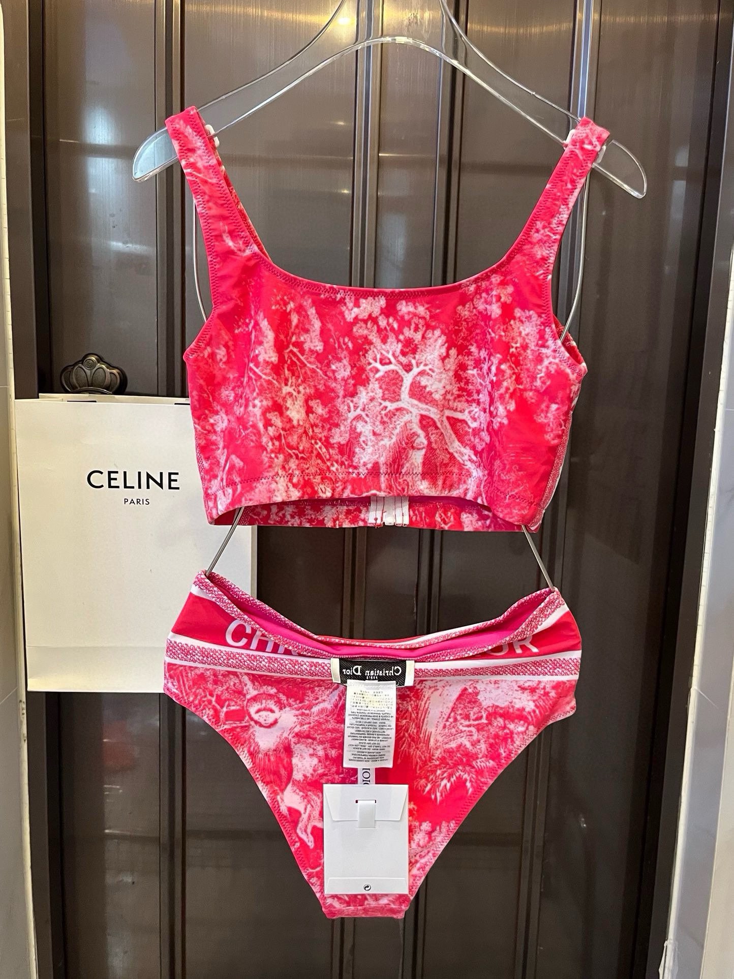 。
Dior 迪奥新款分体泳衣😍🥰适合多种场景的游泳衣🏊‍♀️海边 游泳池 温泉 水上乐园 漂流都可以😌