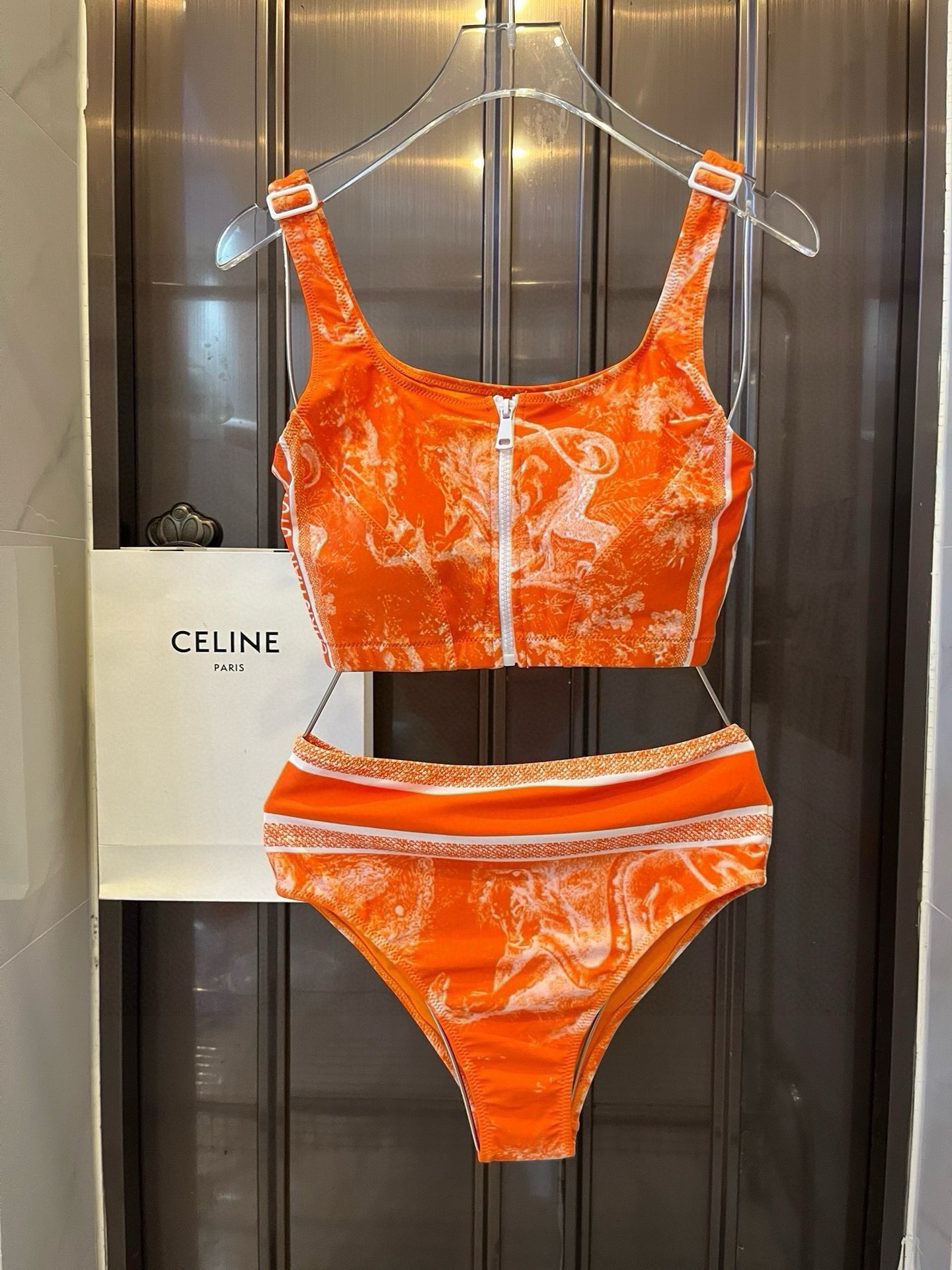 。
Dior 迪奥新款分体泳衣😍🥰适合多种场景的游泳衣🏊‍♀️海边 游泳池 温泉 水上乐园 漂流都可以😌