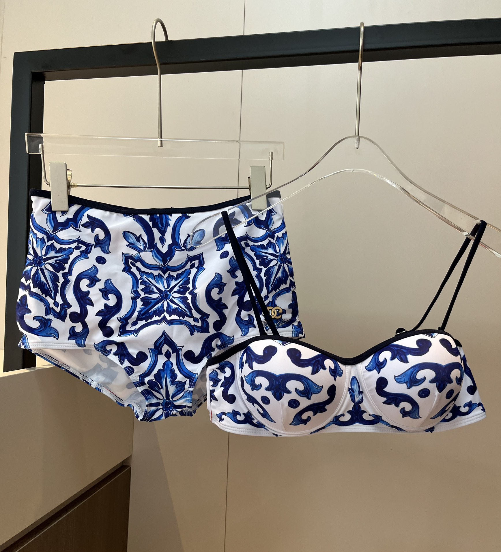 。

D&G杜嘉班纳分体比基尼泳衣，带钢圈 码数S M L XL