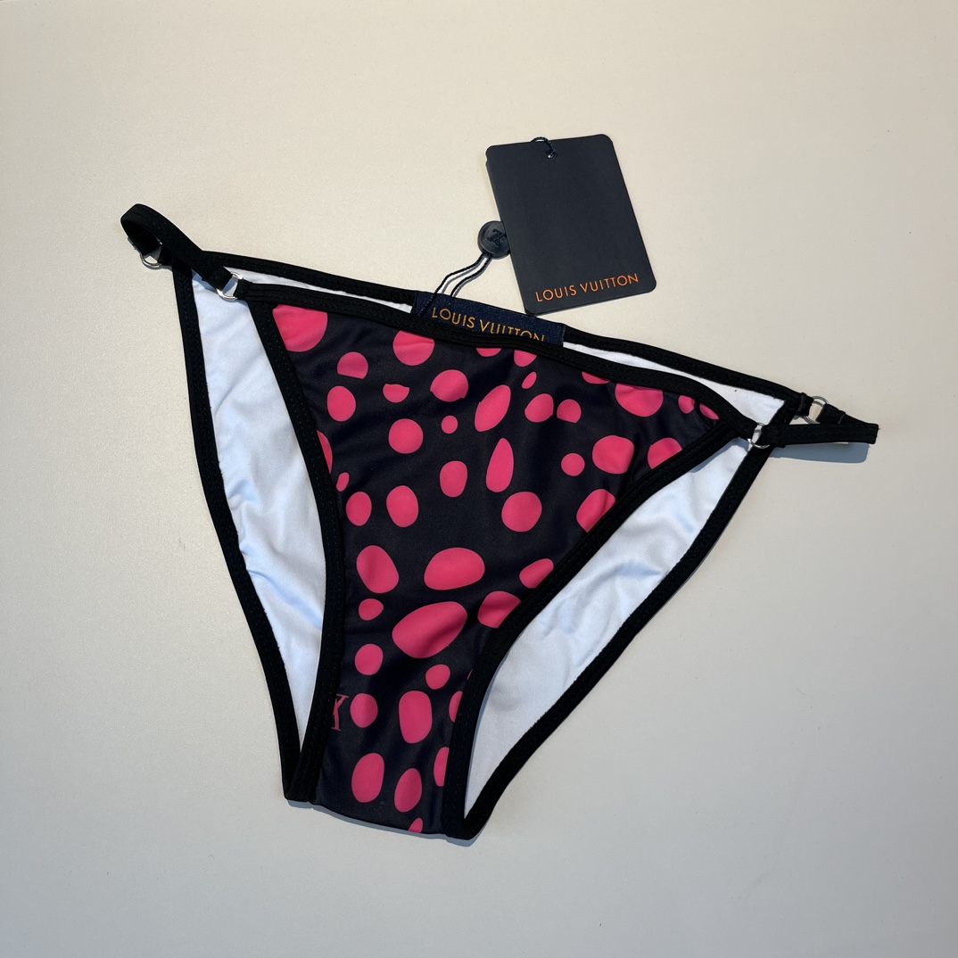 。
Lv经典比基尼👙❤️😍🥰适合多种场景的游泳衣🏊‍♀️海边 游泳池 温泉 水上乐园 漂流都可以😌内搭外