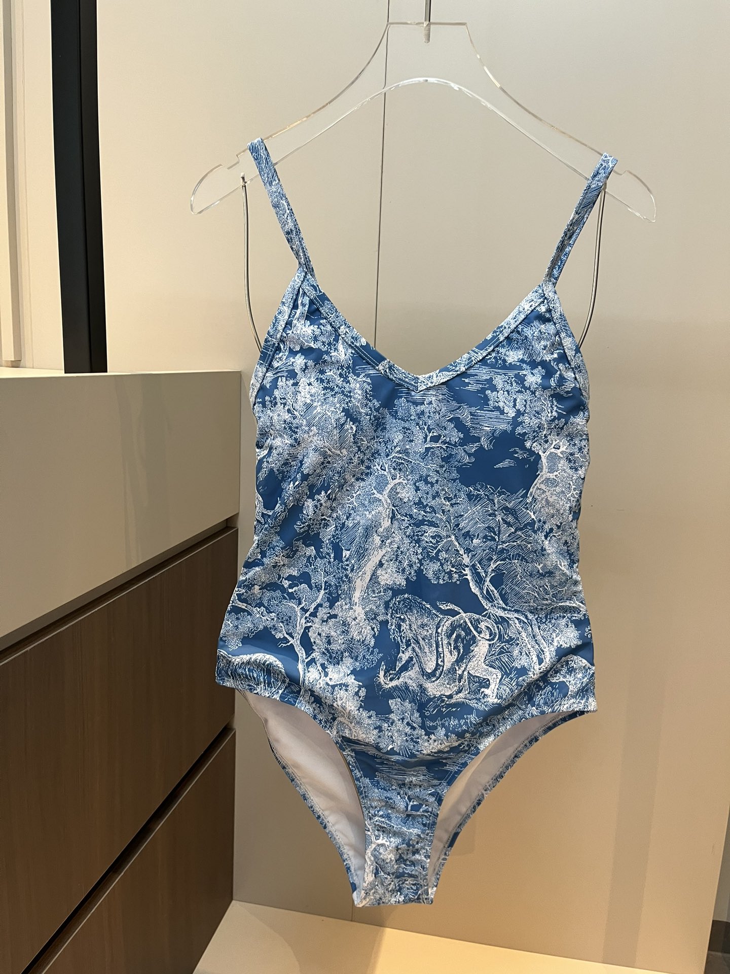 
Dior迪奥新款连体泳衣  😍🥰适合多种场景的游泳衣🏊‍♀️海边 游泳池 温泉 水上乐园 漂流都可以😌