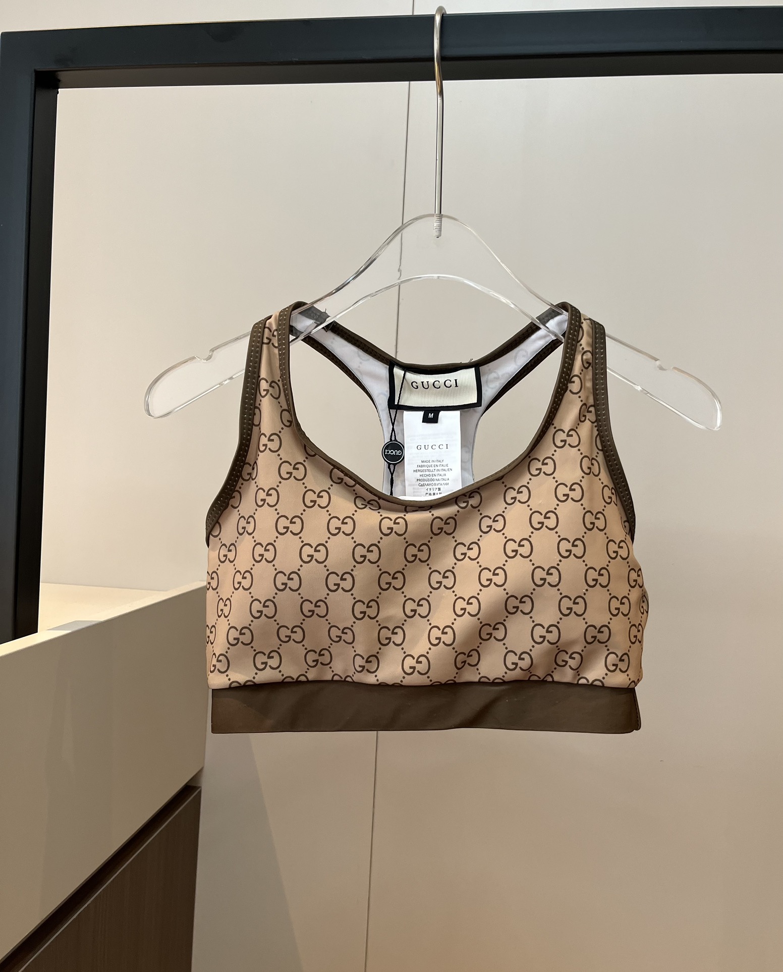 。
Gucci古奇高弹力健身瑜伽服运动套装~塑腰小背心（有胸垫）+修身提臀显瘦打底裤脚 码数：SM L 