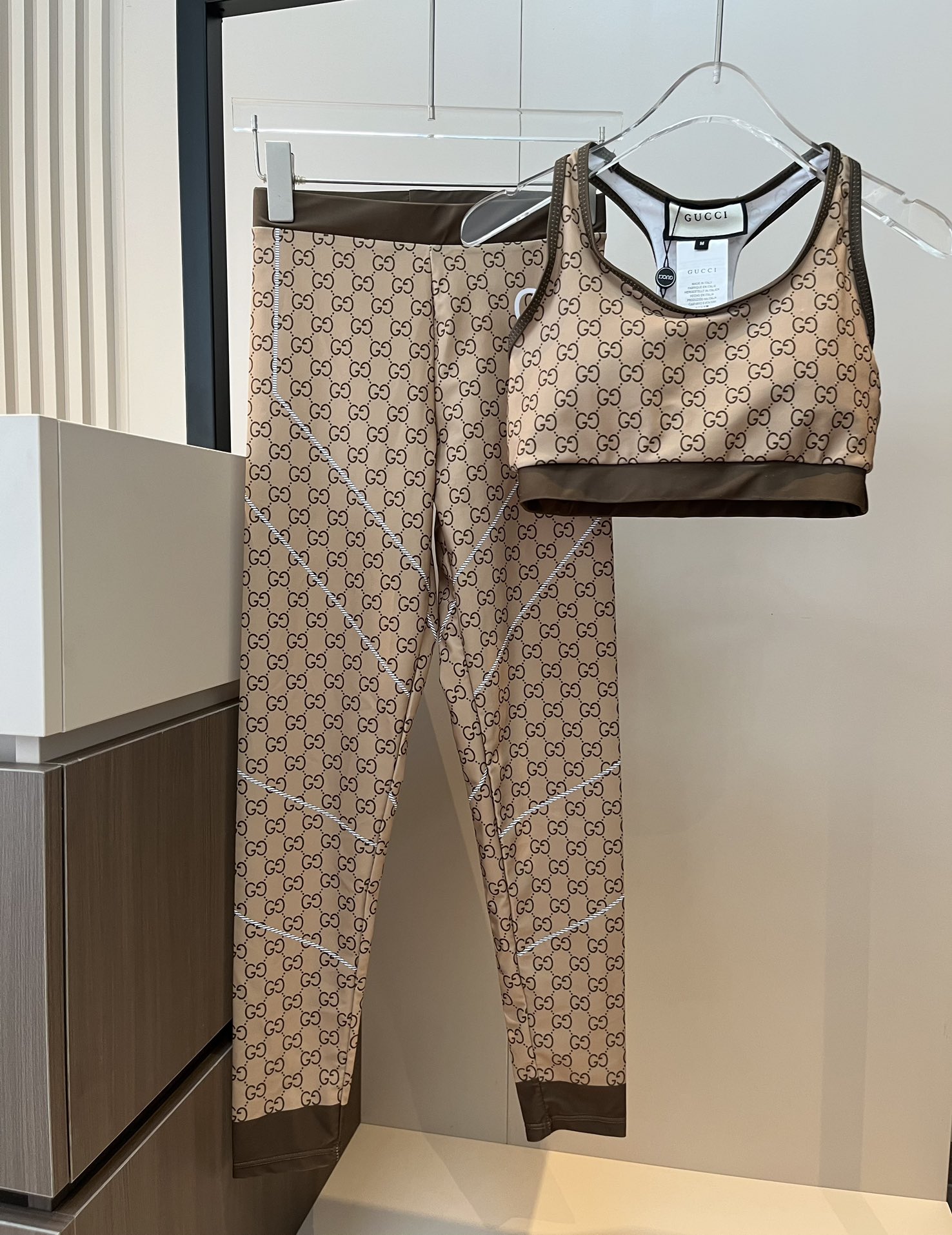 。
Gucci古奇高弹力健身瑜伽服运动套装~塑腰小背心（有胸垫）+修身提臀显瘦打底裤脚 码数：SM L 