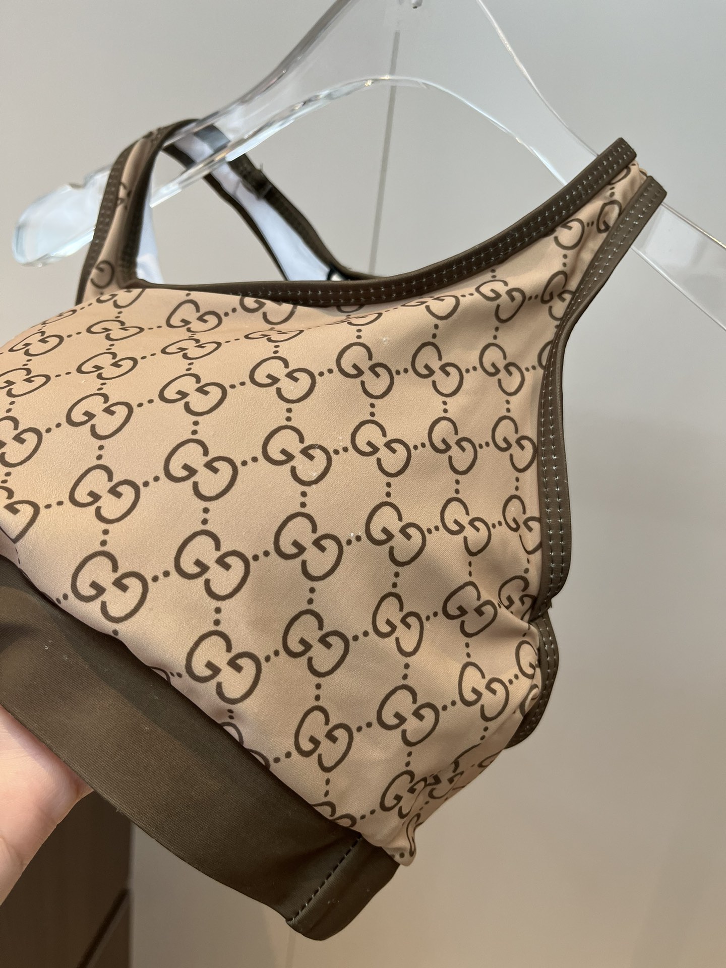。
Gucci古奇高弹力健身瑜伽服运动套装~塑腰小背心（有胸垫）+修身提臀显瘦打底裤脚 码数：SM L 