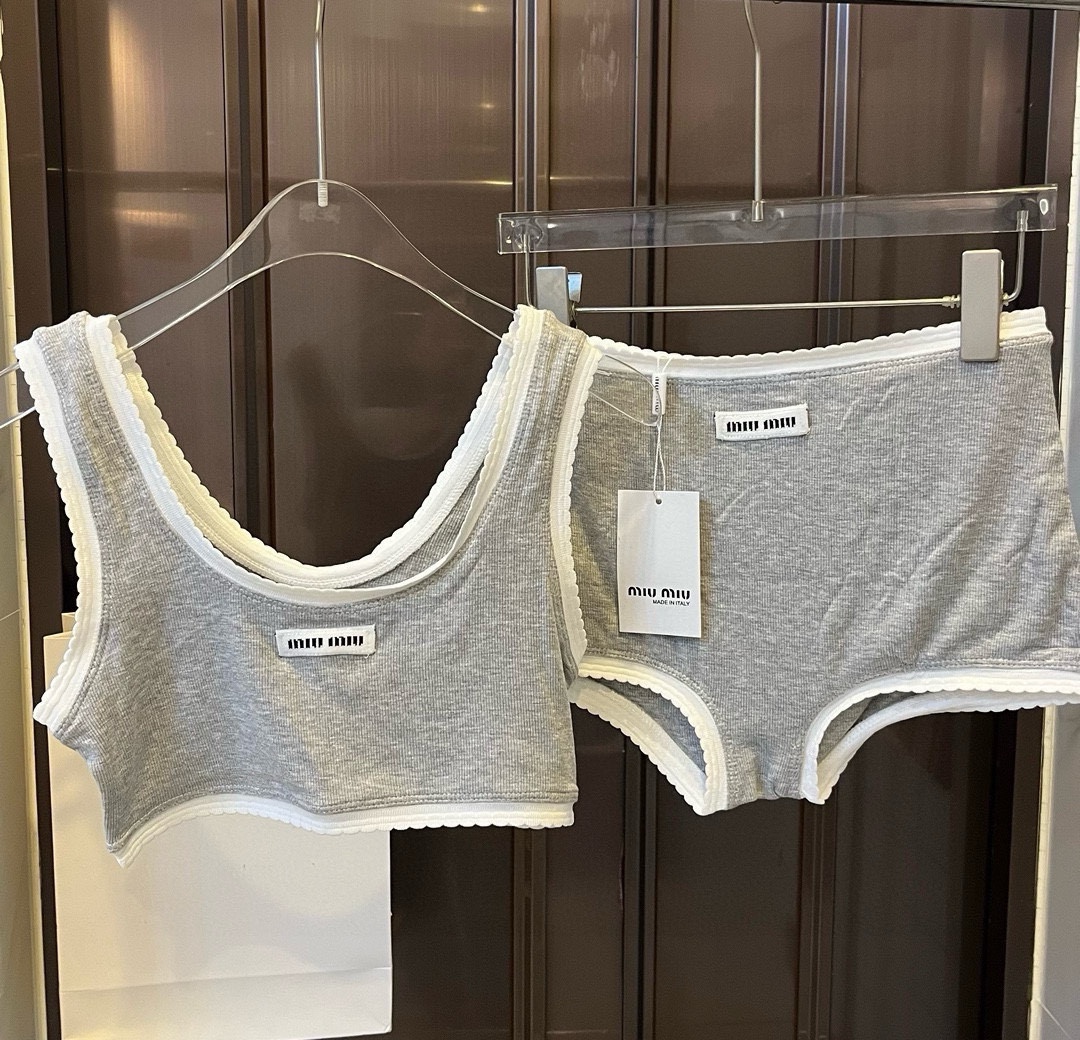 。

缪缪miumiu新款针织比基尼 泳装套装，S M LXL