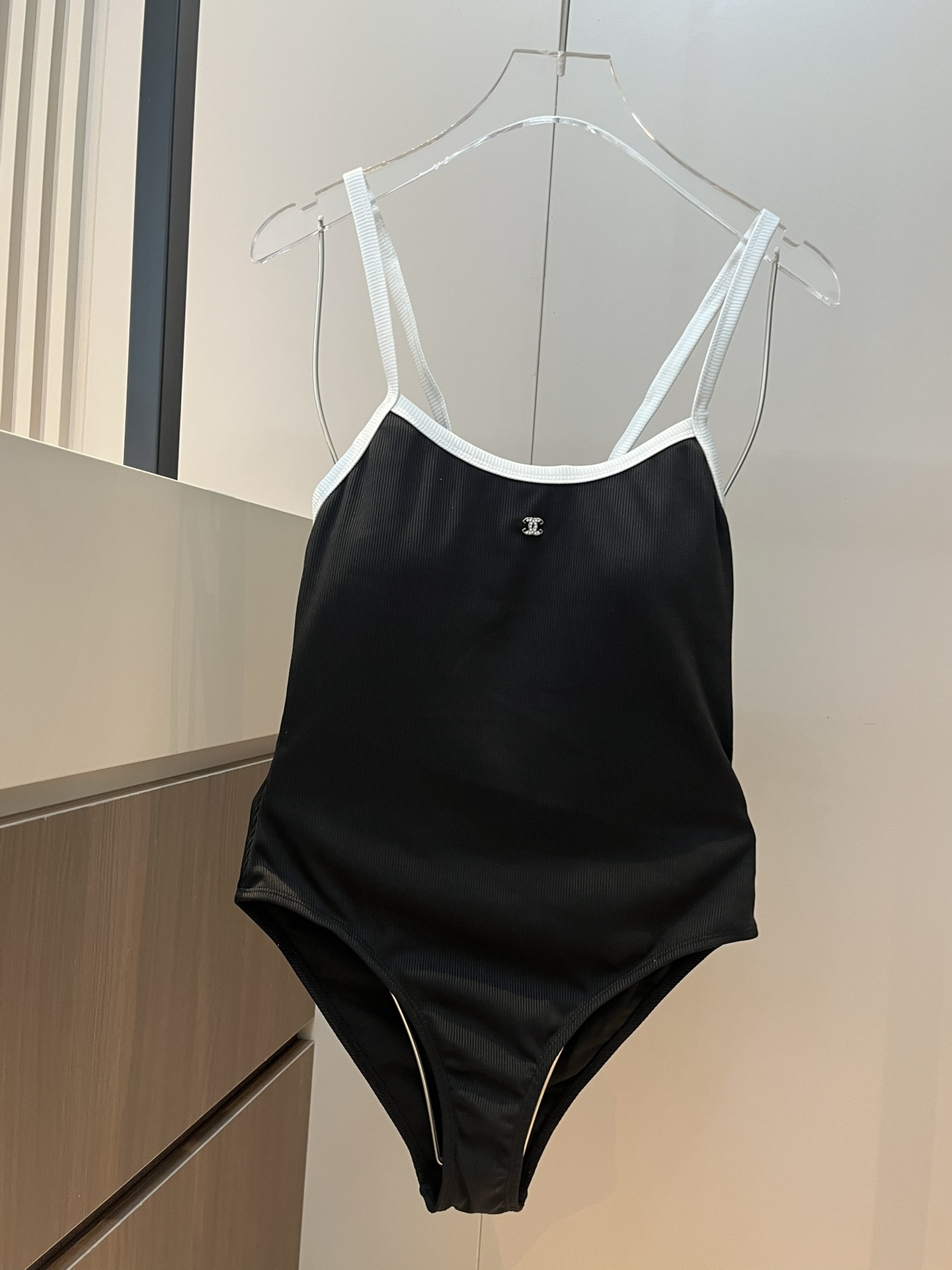 NO:302889,Chanel Chanel's new one-piece swimsuit suitable for a variety of scenes. Swimming suits at the beach, swimming pool, hot spring, water park, rafting can be worn inside. The one-piece design covers the flesh and looks tall. The abdomen is a little fleshy and does not affect our beautiful beauty. The back design reveals the beautiful back. The fabric is breathable and comfortable. The quick-drying elastic swimsuit is easier to clean. S M L XL swimsuits, swimsuits, bikinis19860909Chanel香奈儿新款连体泳衣 适合多种场景的游泳衣♀海边 游泳池 温泉 水上乐园 漂流都可以内搭也完全可以 连体设计遮肉显高挑 腹部有点肉肉也不影响咱美美的 背面设计大露美背 面料透气舒适.速干弹性的游泳衣更加帖肤易清洗.s M L XL泳衣泳裤比基尼,泳衣，泳裤，比基尼,chanel,chanel,swimsuits,bikinis,accessory