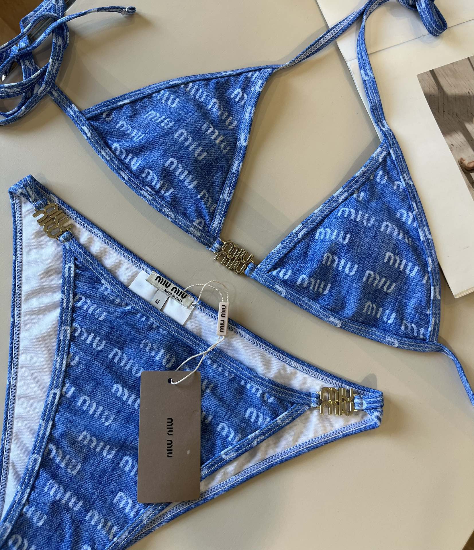 。 
miumiu缪缪新款比基尼😍🥰适合多种场景的游泳衣🏊‍♀️海边 游泳池 温泉 水上乐园 漂流都可以