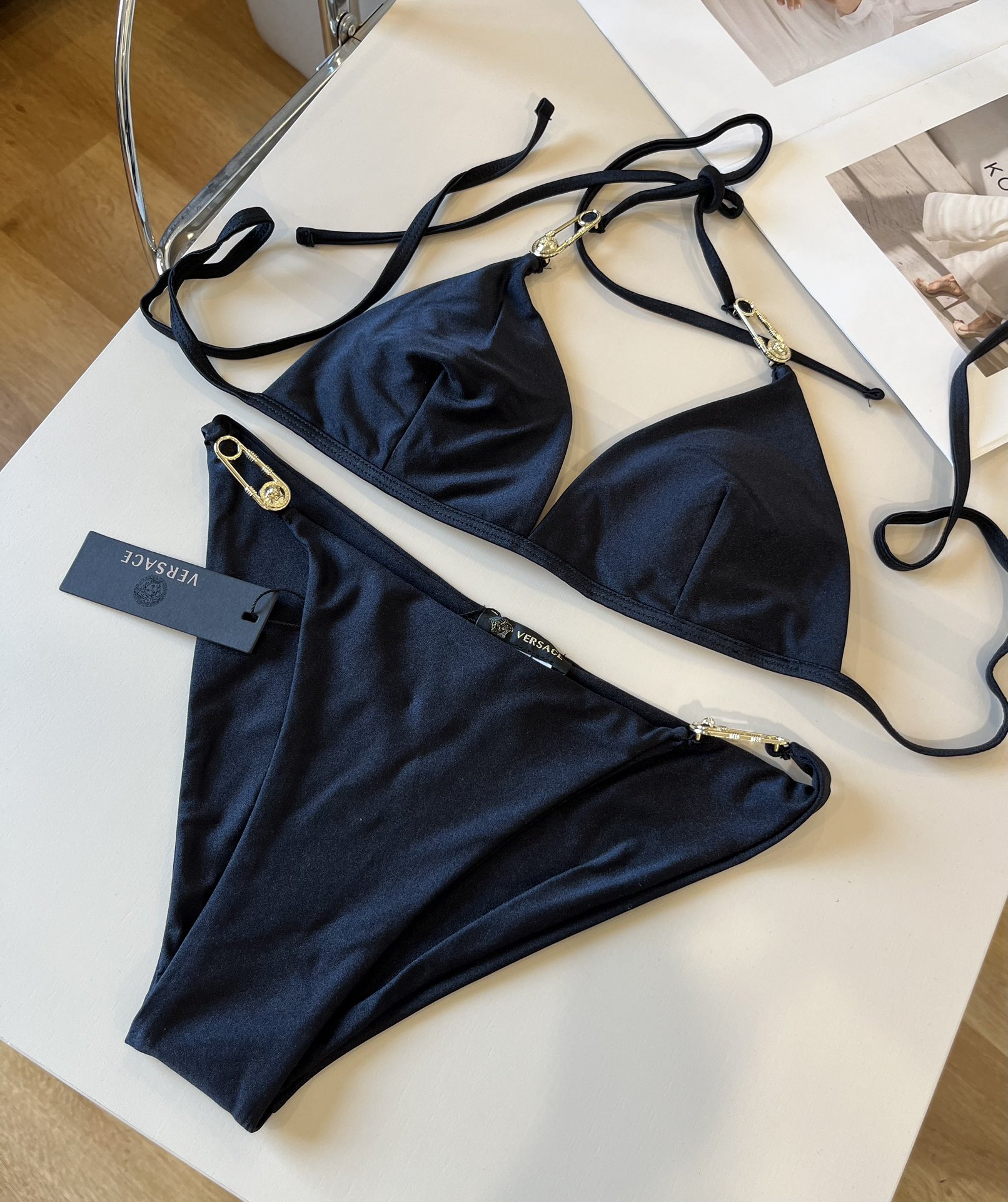 。
范思哲官方新款泳衣比基尼👙，高端定制，S M L XL