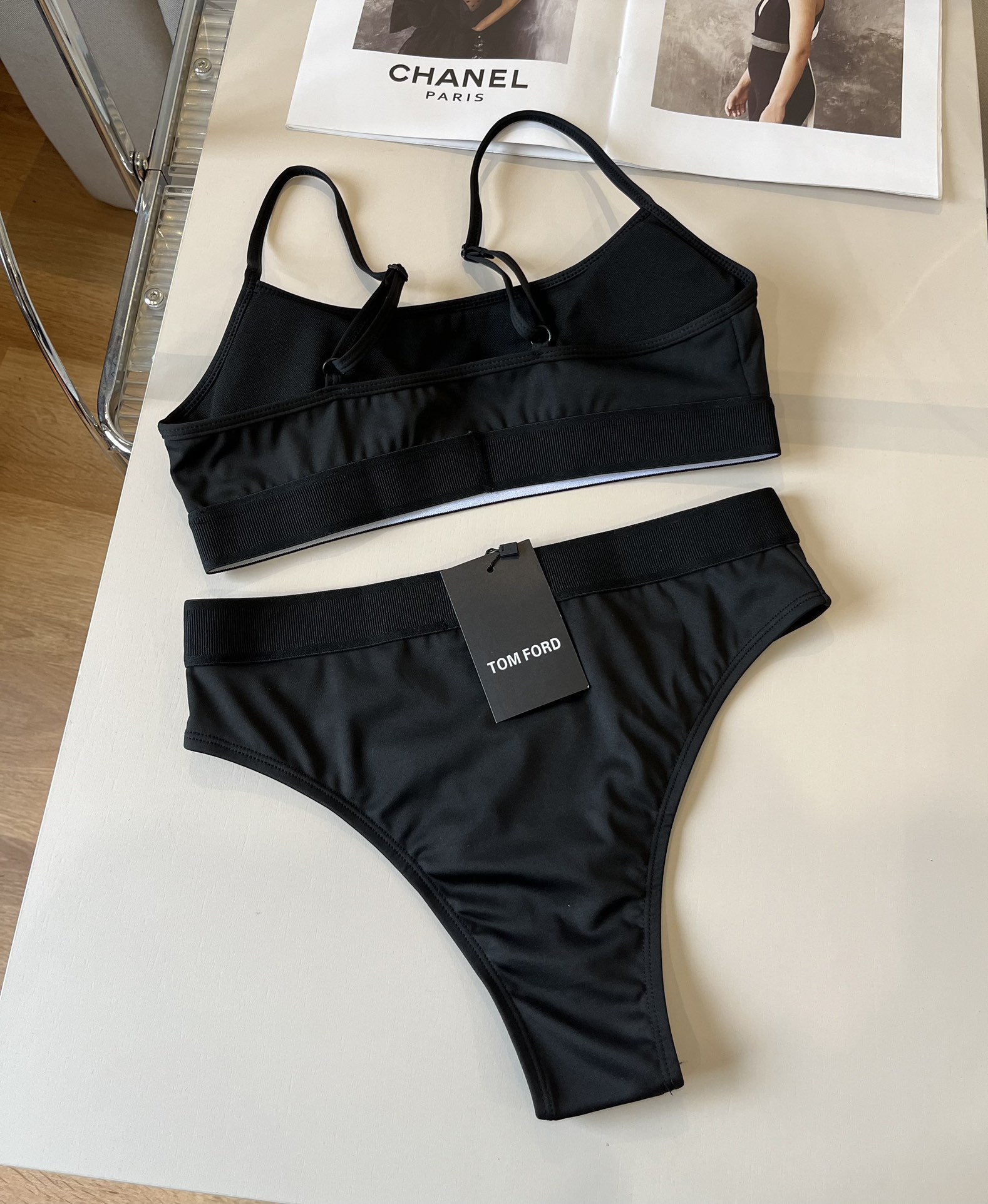 。
TOMFORD新款比基尼中古套装  吊带背心 三角打底裤分体泳衣，黑色，白色 S M L X L