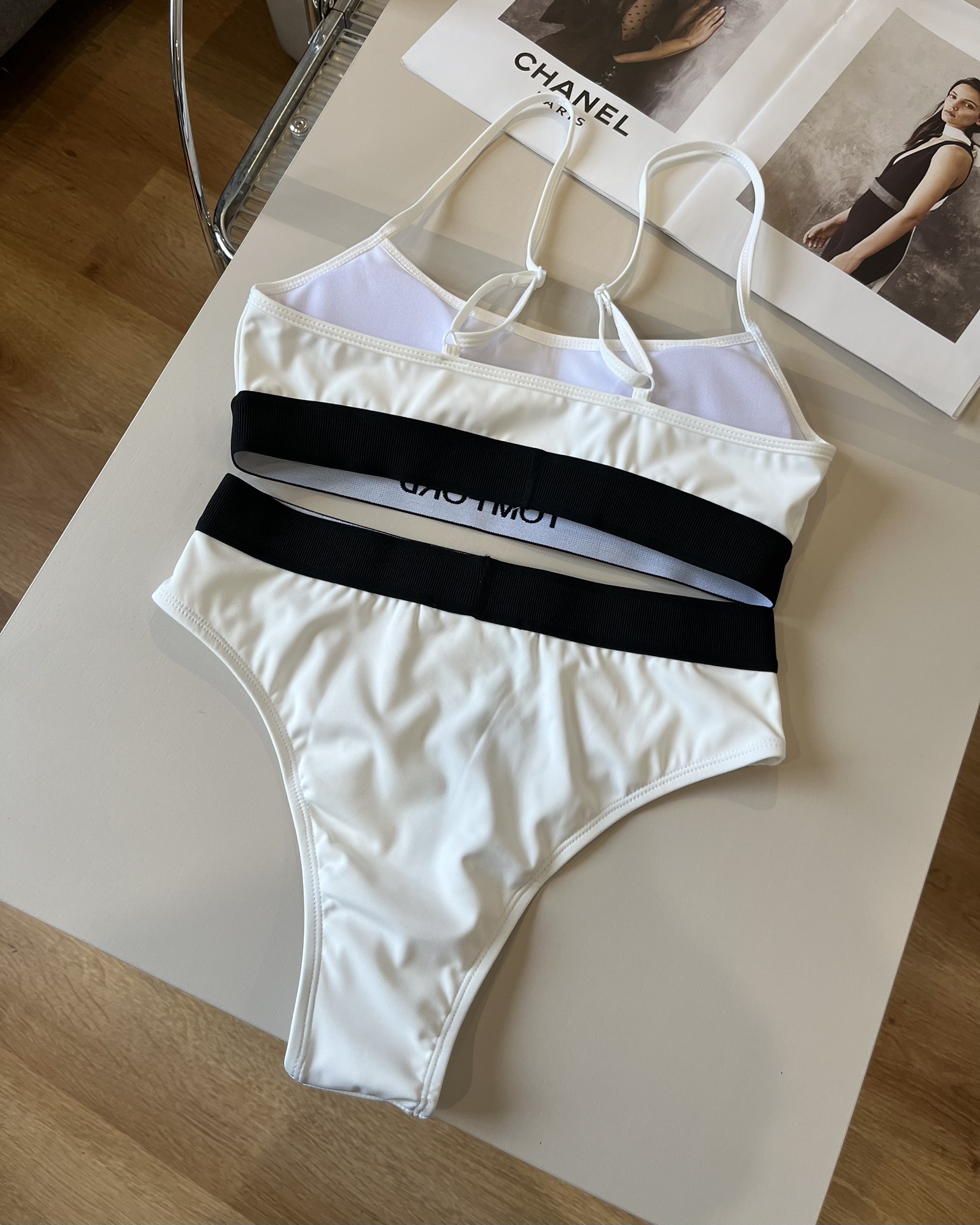 。
TOMFORD新款比基尼中古套装  吊带背心 三角打底裤分体泳衣，黑色，白色 S M L X L
