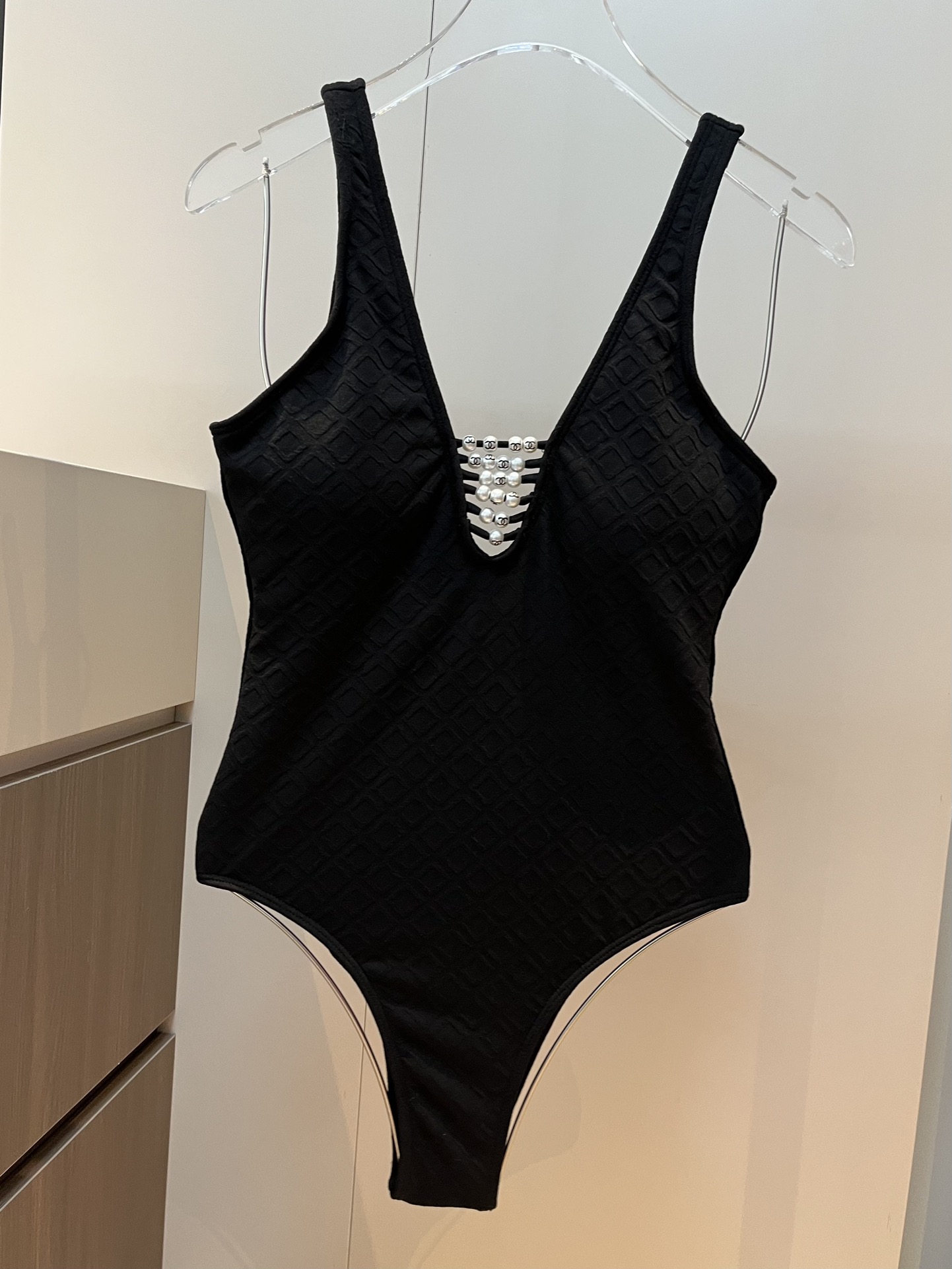 。
Chanel香奈儿新款连体泳衣  😍🥰适合多种场景的游泳衣🏊‍♀️海边 游泳池 温泉 水上乐园 漂流