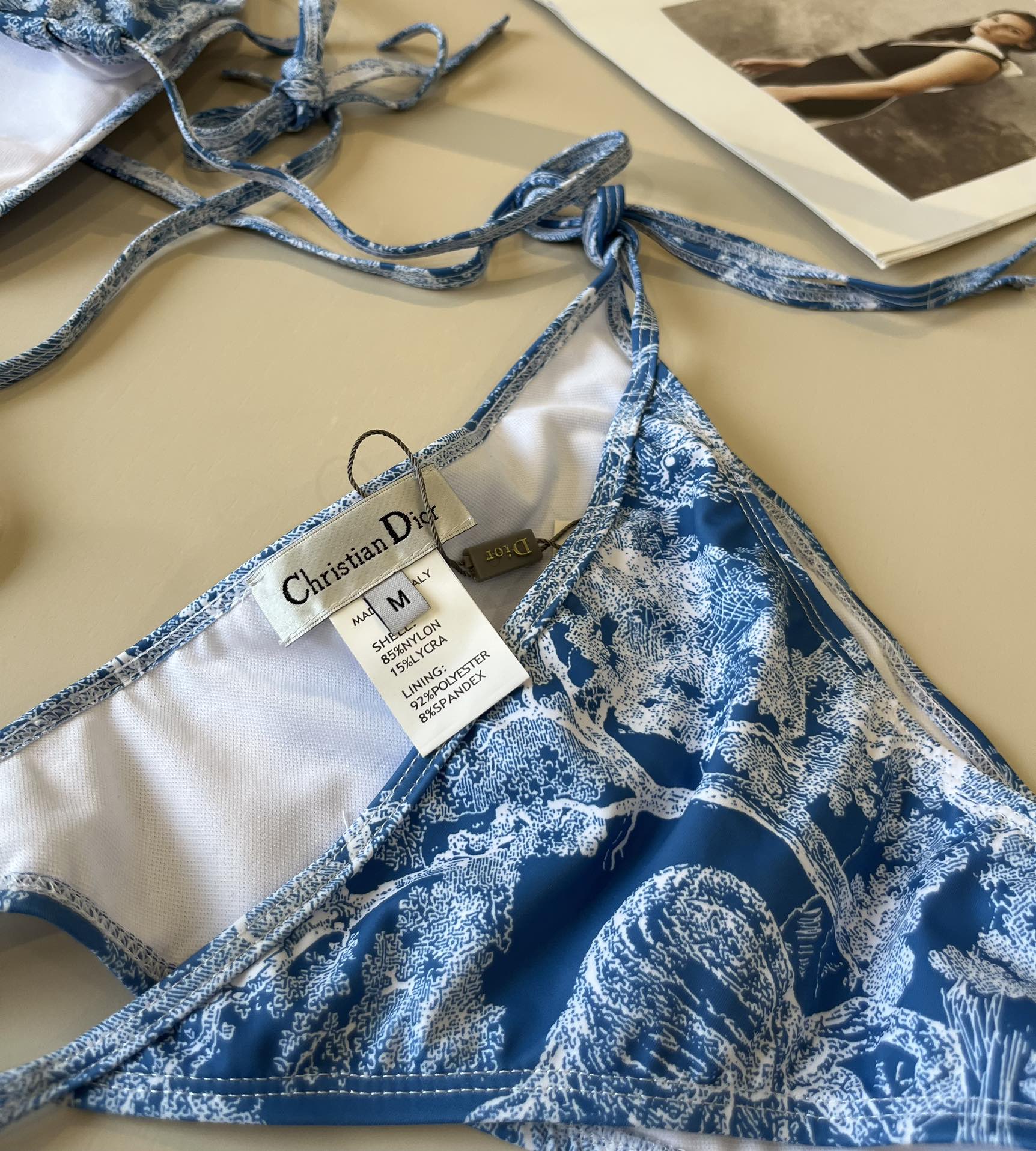 。
Dior迪奥 新款比基尼泳衣👙❤️😍🥰适合多种场景的游泳衣🏊‍♀️海边 游泳池 温泉 水上乐园 漂流