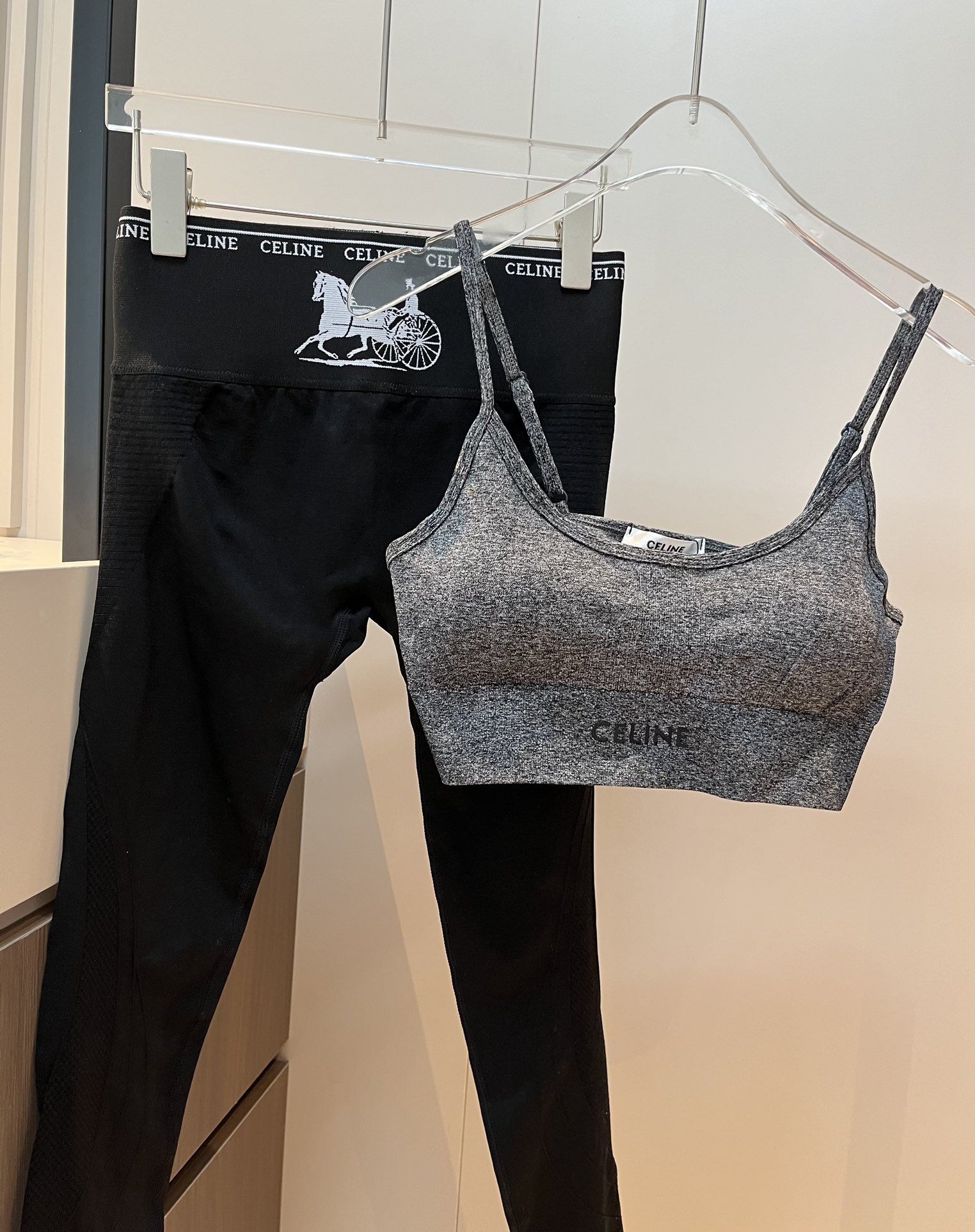 。
Celine赛琳高弹力健身瑜伽服运动套装~塑腰小背心（有胸垫）+修身提臀显瘦打底裤脚 码数：SM L