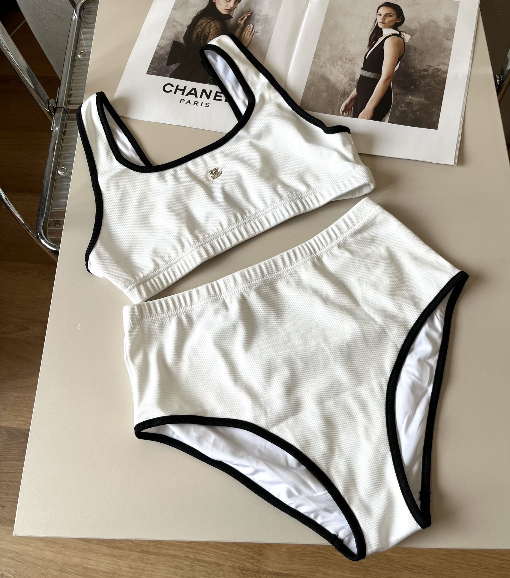 。
Chanel香奈儿❤️😍🥰适合多种场景的游泳衣🏊‍♀️海边 游泳池 温泉 水上乐园 漂流都可以😌内搭