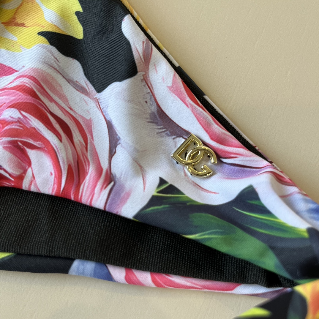 “Dougabana’s Versatile Bathing Suit: Comfortable Fabric, Various Settings, Easy Maintenance” - 图片 7