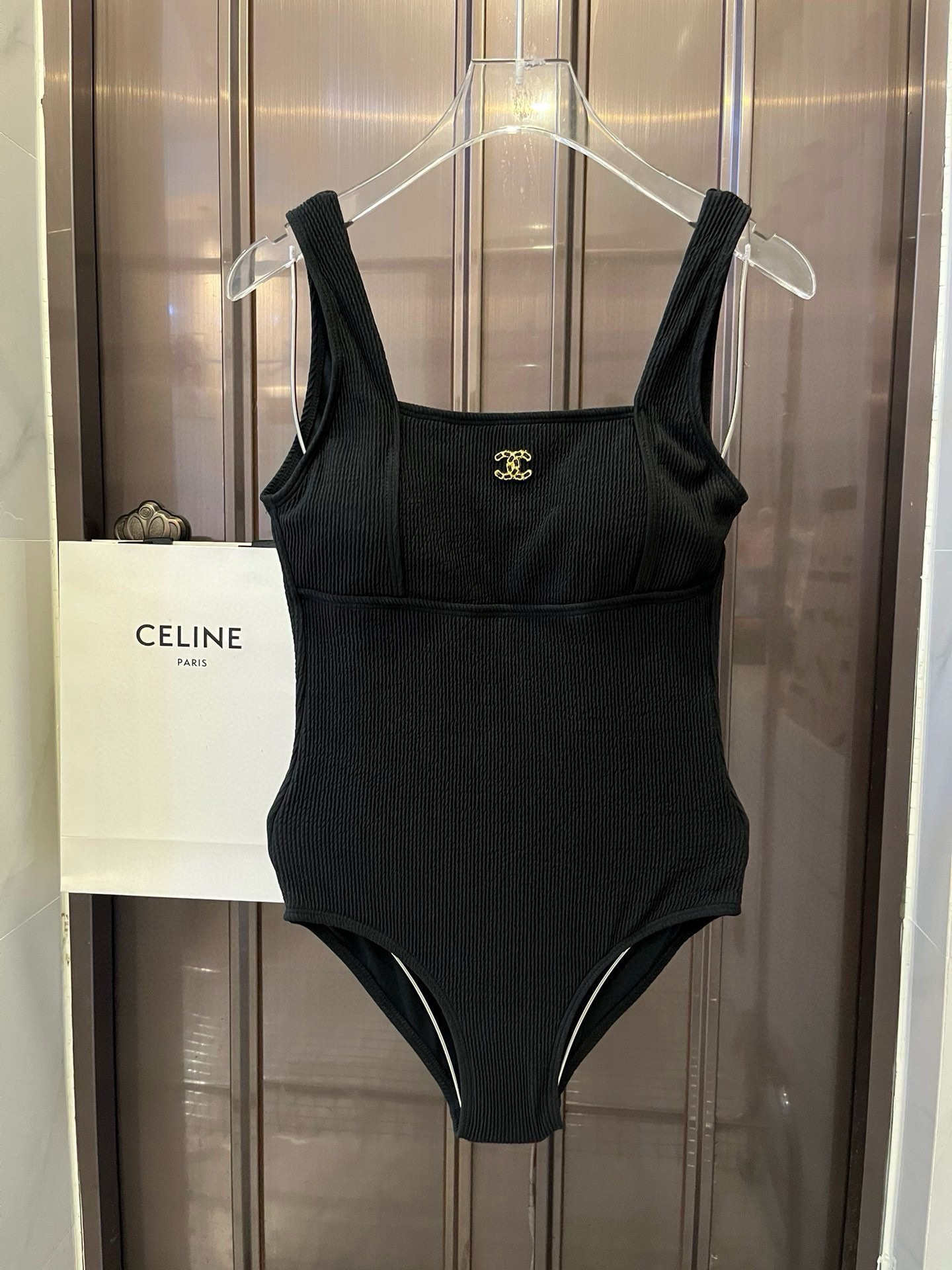 NO:304508,Chanel Chanel one-piece swimsuit suitable for a variety of scenes ♀Seaside, swimming pool, hot spring, water park, rafting can be worn inside or completely. The one-piece design covers the flesh and looks tall. The abdomen is a little fleshy and does not affect our beauty. The back design reveals the beautiful back. The fabric is breathable and comfortable. The quick-drying elastic swimsuit is easier to clean. S M L. xL swimsuits, swimsuits, bikinis, chanel, chanel, swimsuits, bikinis19860909Chanel 香奈儿连体泳衣 适合多种场景的游泳衣♀海边 游泳池 温泉 水上乐园 漂流都可以内搭也完全可以 连体设计遮肉显高挑 腹部有点肉肉也不影响咱美美的 背面设计大露美背 面料透气舒适.速干弹性的游泳衣更加帖肤易清洗 码数S M L. xL泳衣泳裤比基尼,泳衣，泳裤，比基尼,chanel,chanel,swimsuits,bikinis,accessory