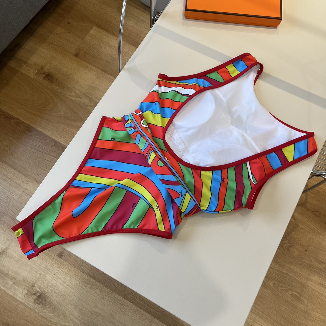  。Puccl
专柜新款连体比基尼 😍🥰适合多种场景的游泳衣🏊‍♀️海边 游泳池 温泉 水上乐园 漂流都