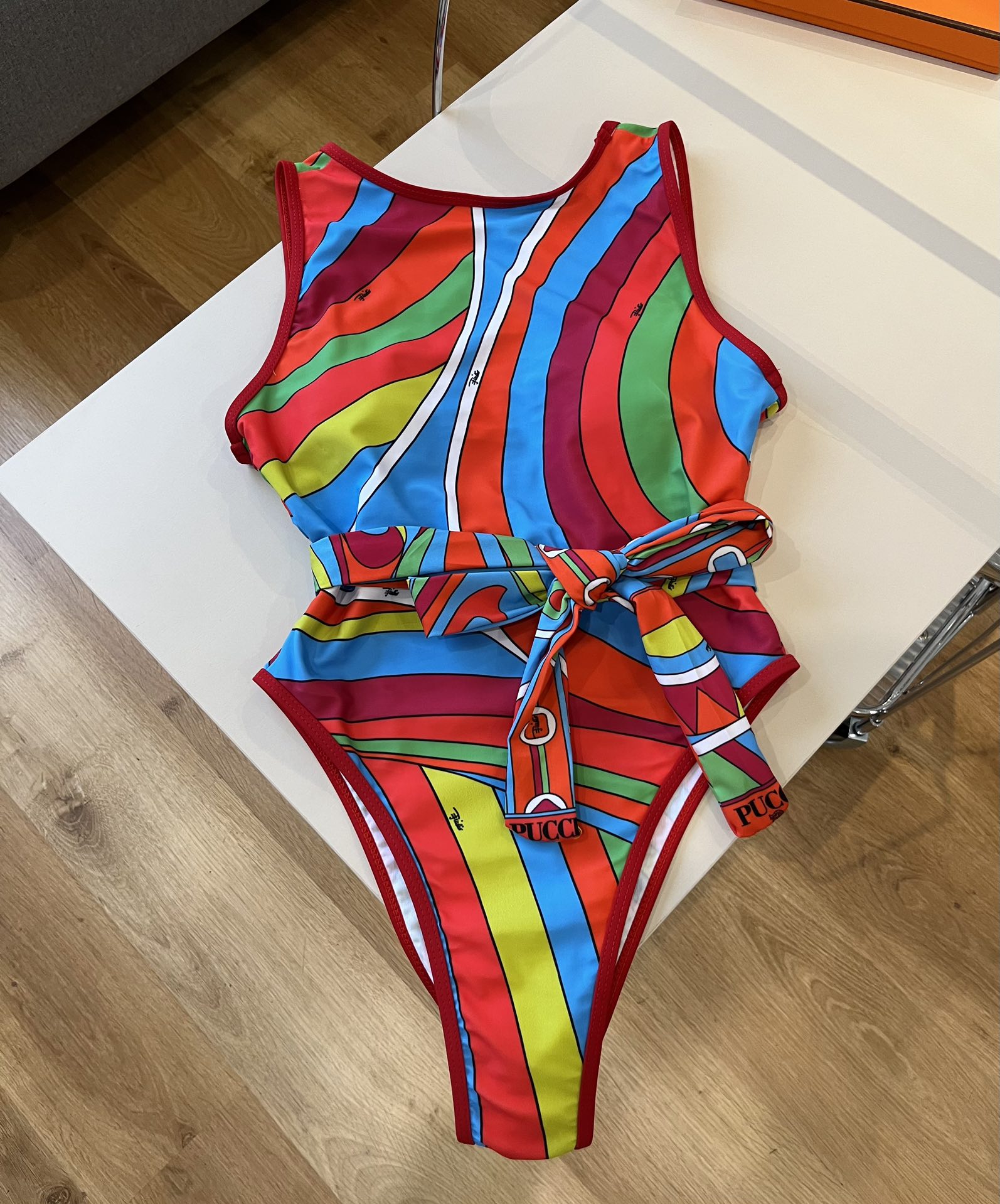  。Puccl
专柜新款连体比基尼 😍🥰适合多种场景的游泳衣🏊‍♀️海边 游泳池 温泉 水上乐园 漂流都