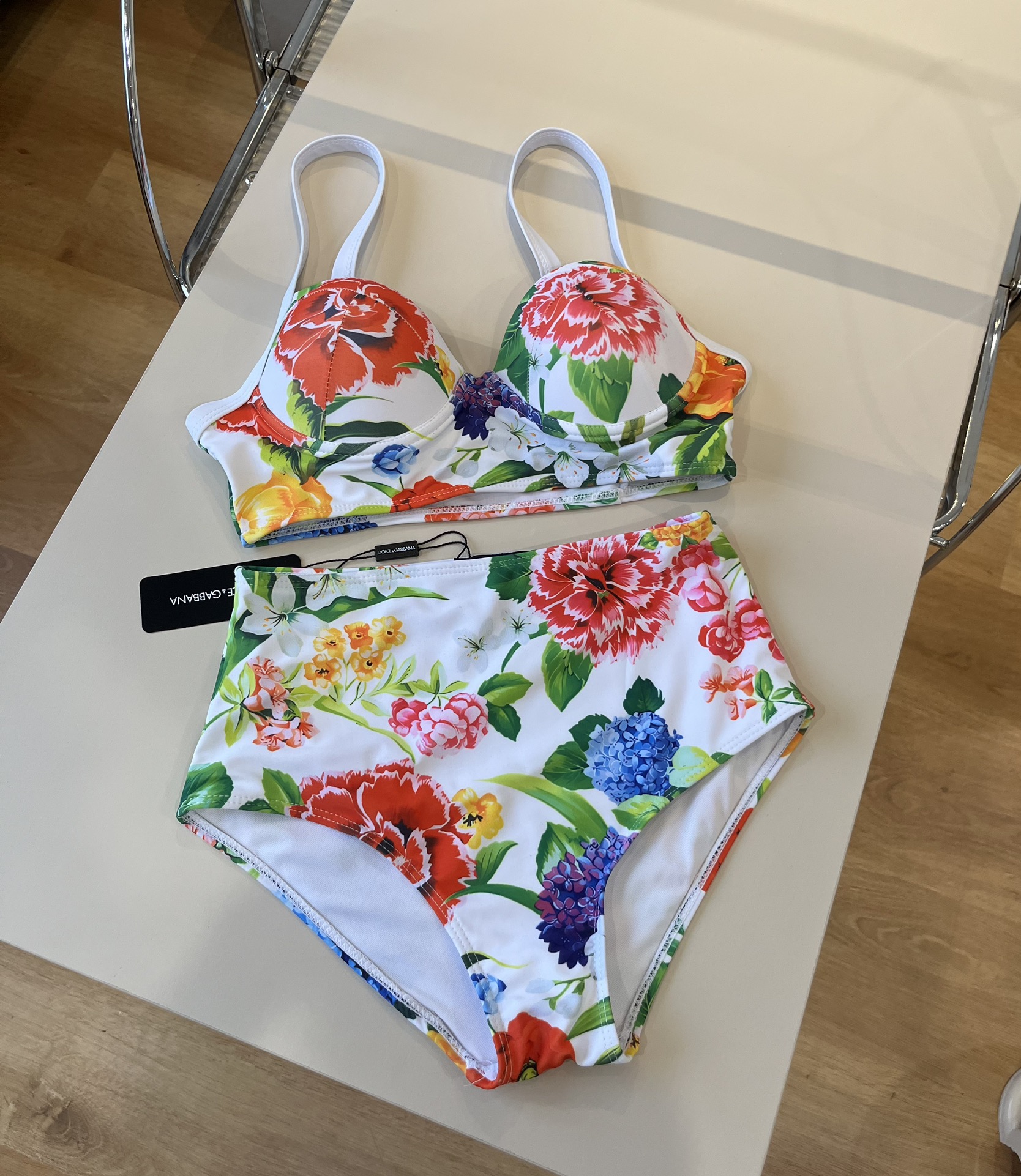 。
D&G杜嘉班纳经典比基尼👙❤️😍🥰适合多种场景的游泳衣🏊‍♀️海边 游泳池 温泉 水上乐园 漂流都可