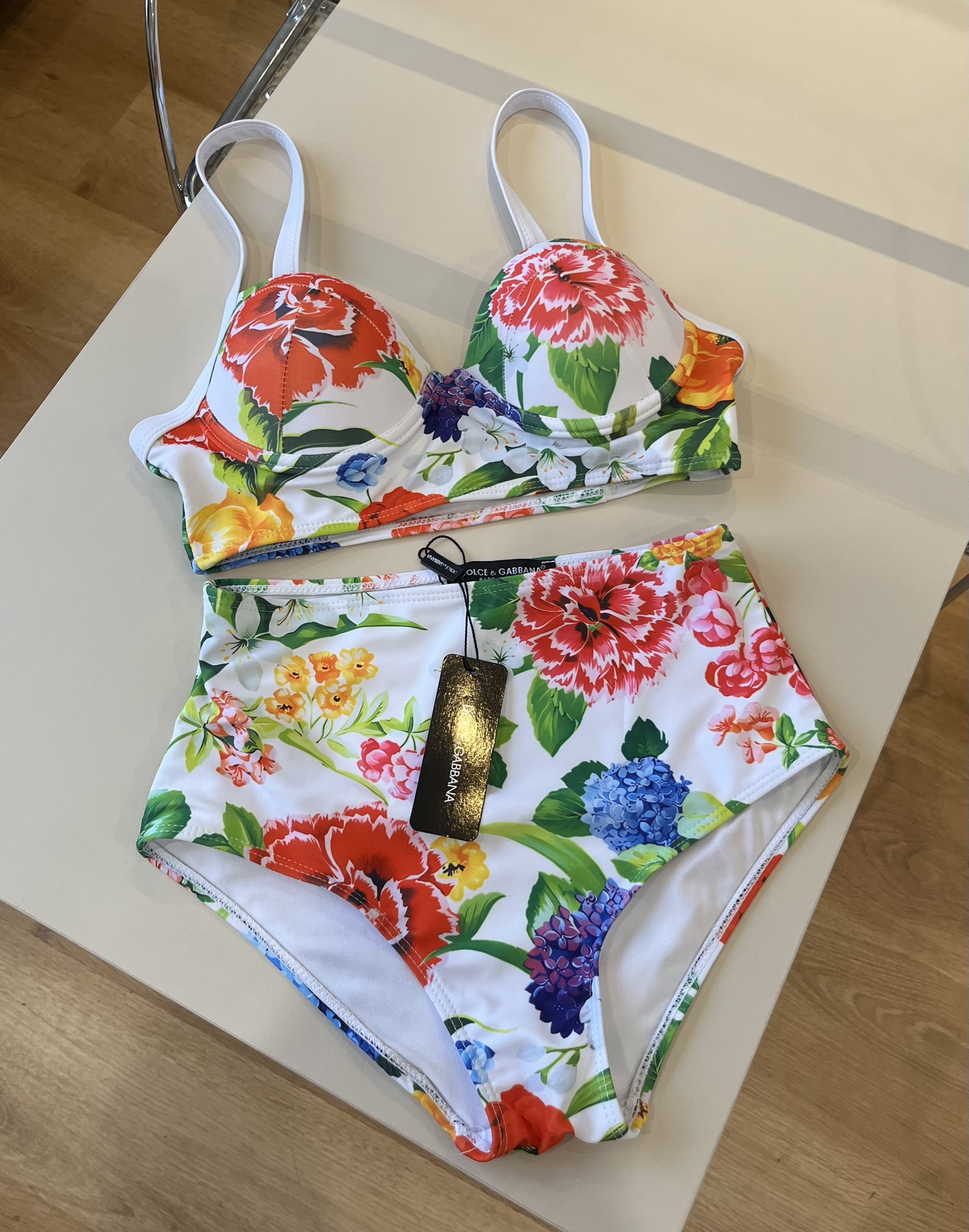 。
D&G杜嘉班纳经典比基尼👙❤️😍🥰适合多种场景的游泳衣🏊‍♀️海边 游泳池 温泉 水上乐园 漂流都可