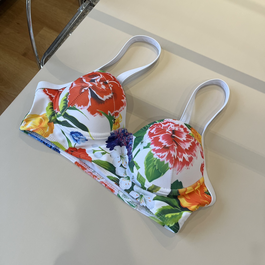 。
D&G杜嘉班纳经典比基尼👙❤️😍🥰适合多种场景的游泳衣🏊‍♀️海边 游泳池 温泉 水上乐园 漂流都可