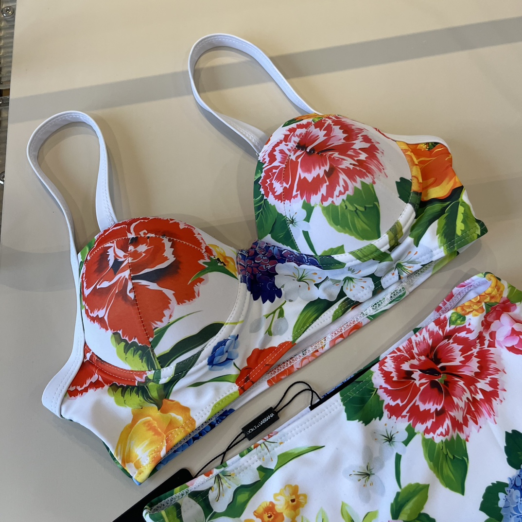 。
D&G杜嘉班纳经典比基尼👙❤️😍🥰适合多种场景的游泳衣🏊‍♀️海边 游泳池 温泉 水上乐园 漂流都可