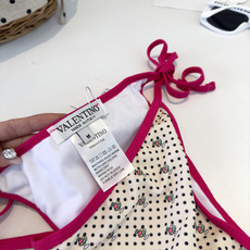 🌾华伦天奴 VALENTINO新款比基尼泳衣👙❤️😍🥰适合多种场景的游泳衣🏊♀️海边 游泳池 温泉 水 🌾华伦天奴 VALENTINO新款比基尼泳衣👙❤️😍🥰适合多种场景的游泳衣🏊♀️海边 游泳池 温泉 水